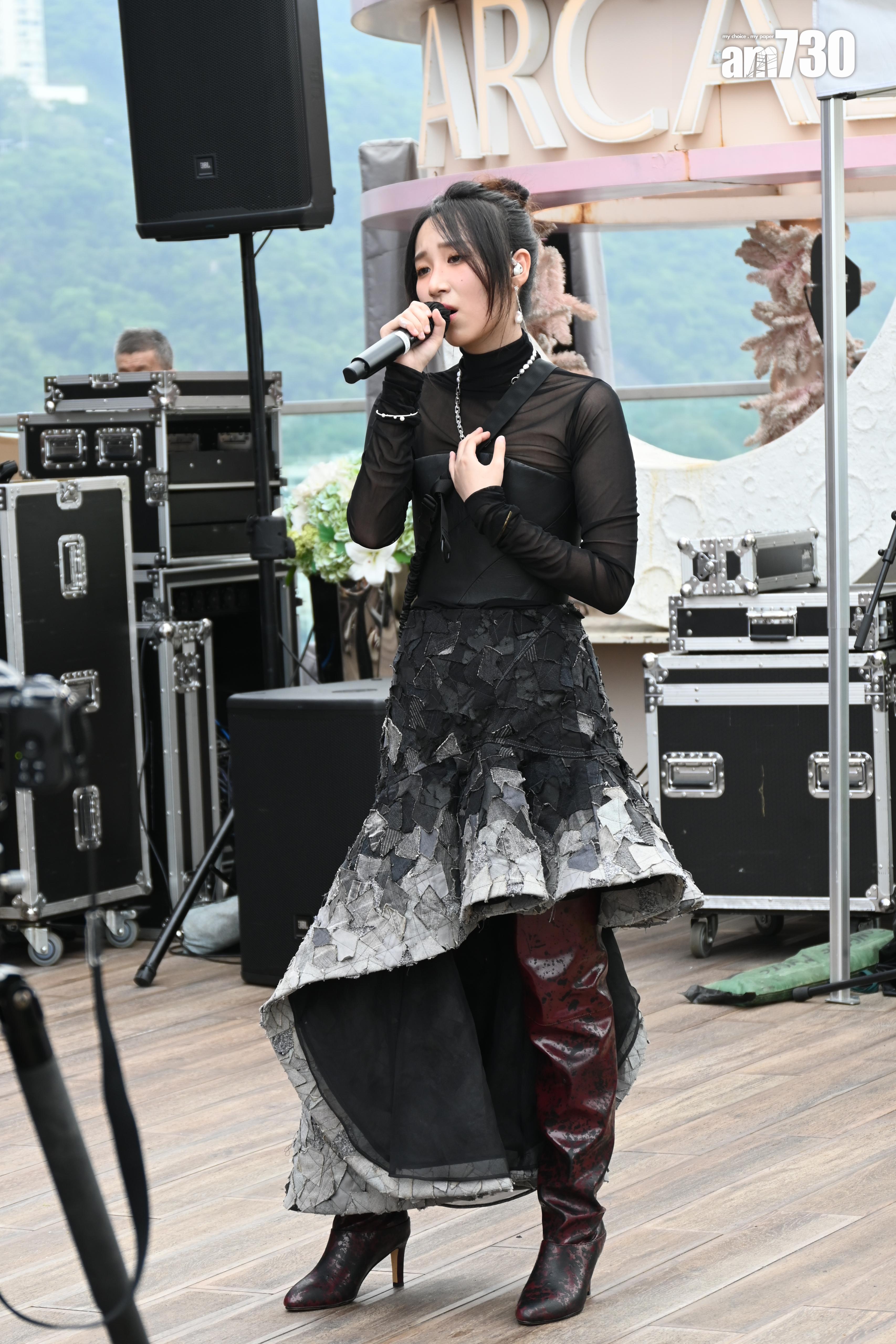 Windy在簽唱會上獻唱多首自己的作品以及挑戰唱Tori Kelly的《Language》。(娛樂組攝)