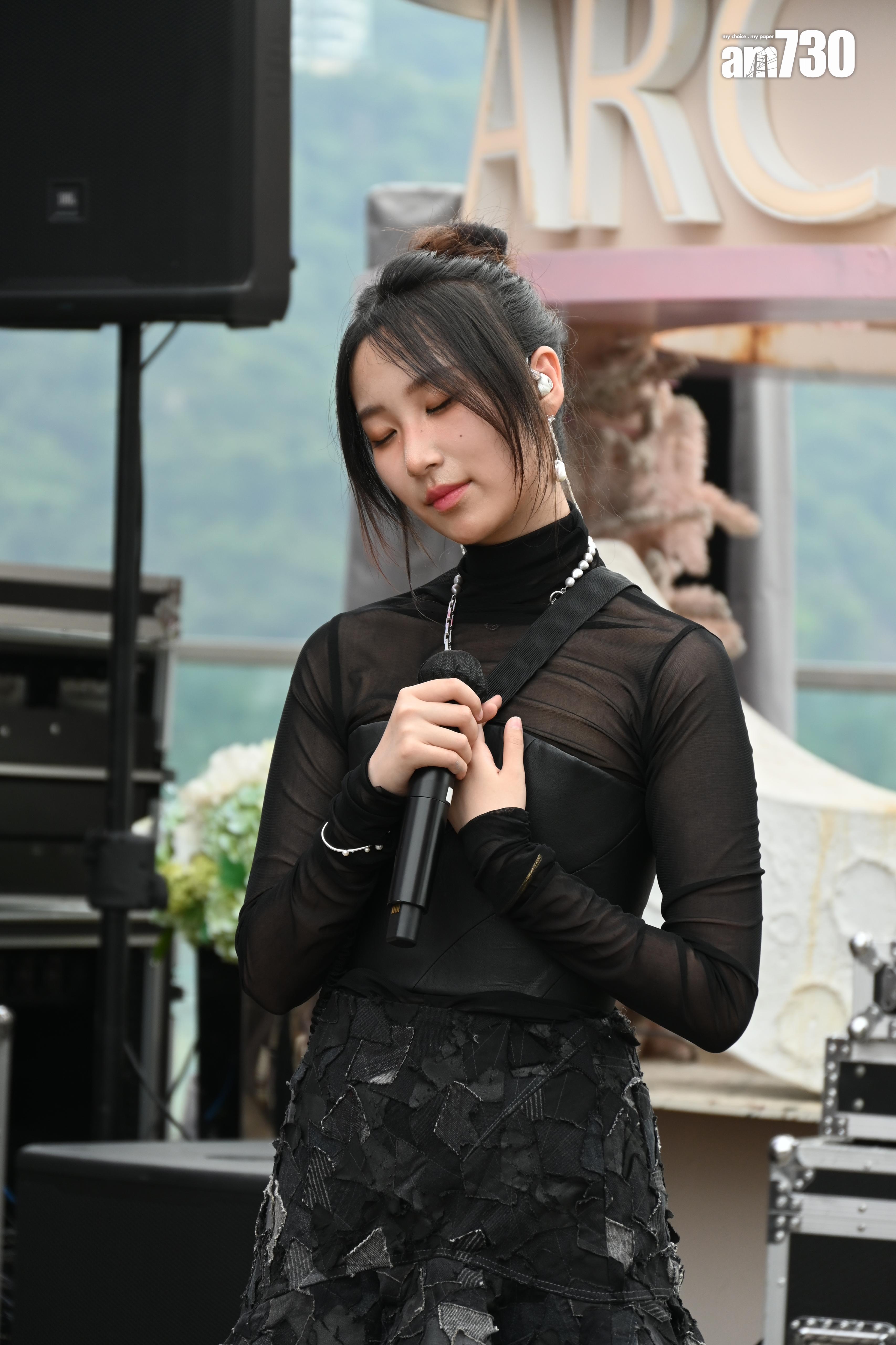 Windy在簽唱會上獻唱多首自己的作品以及挑戰唱Tori Kelly的《Language》。(娛樂組攝)