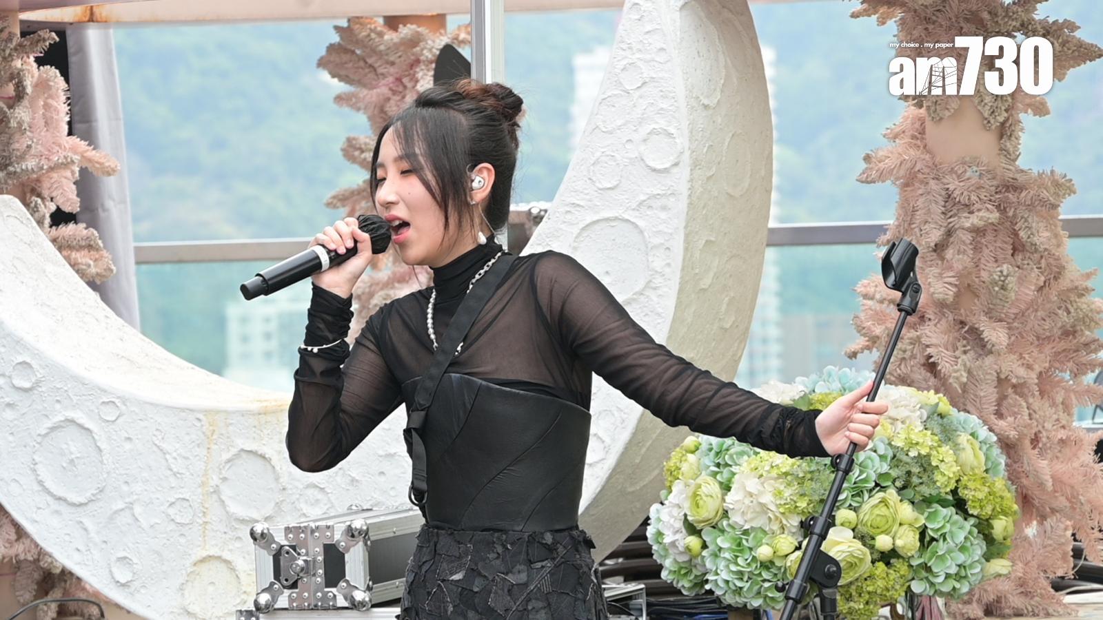 Windy在簽唱會上獻唱多首自己的作品以及挑戰唱Tori Kelly的《Language》。(娛樂組攝)