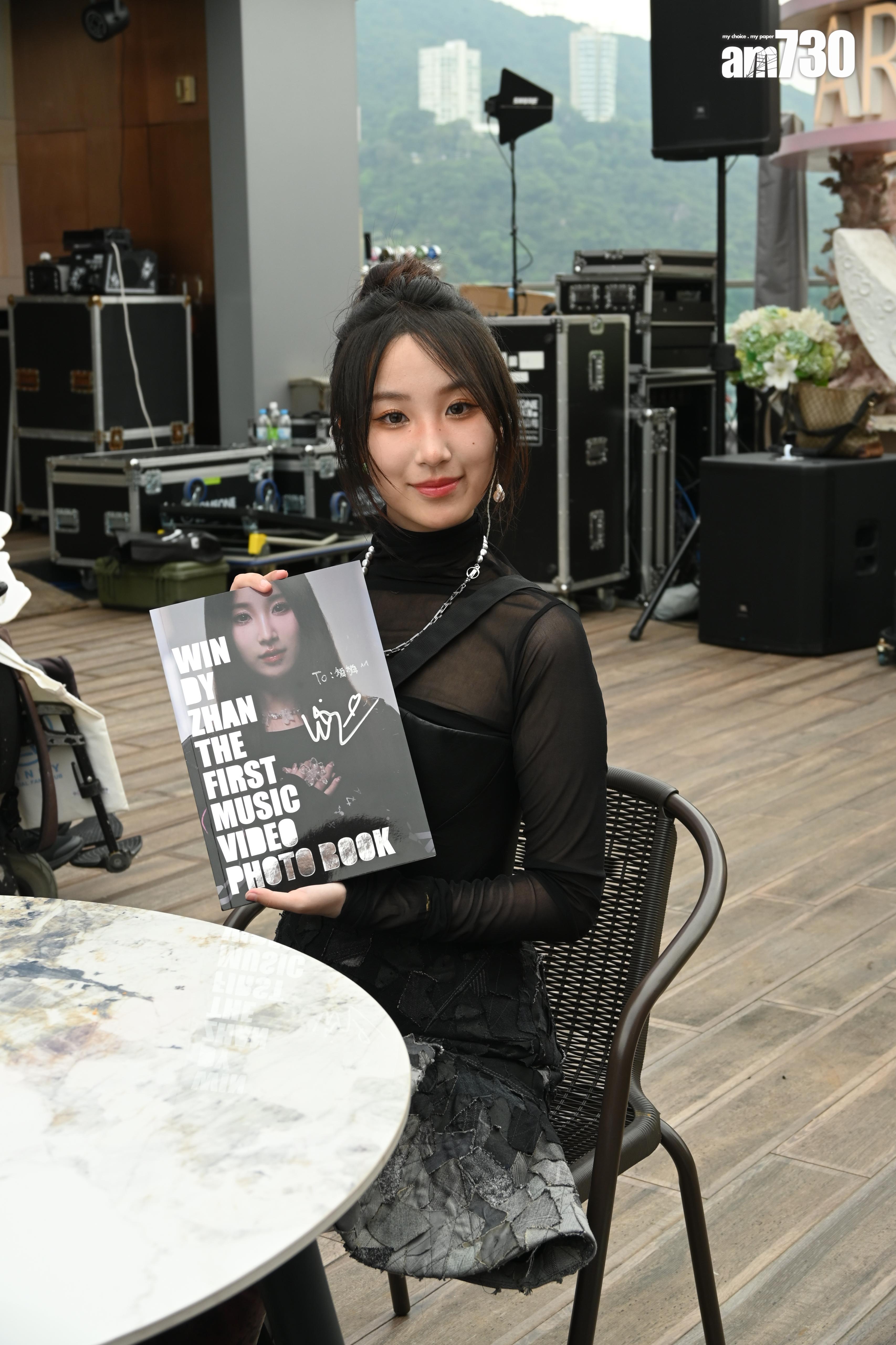 有份參與Windy的簽唱會fans可以獲得相冊及多用途尼龍袋。(娛樂組攝)