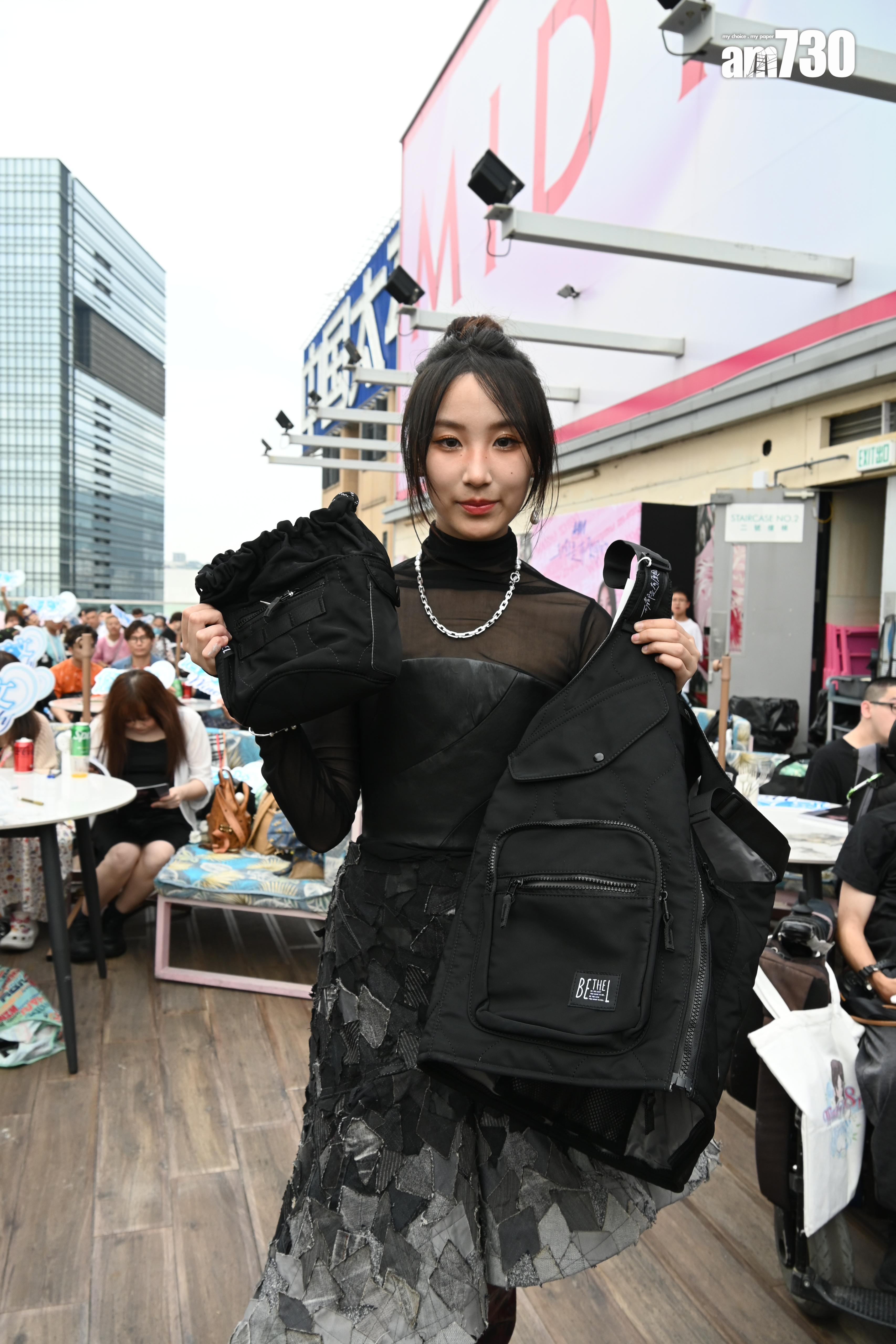 有份參與Windy的簽唱會fans可以獲得相冊及多用途尼龍袋。(娛樂組攝)