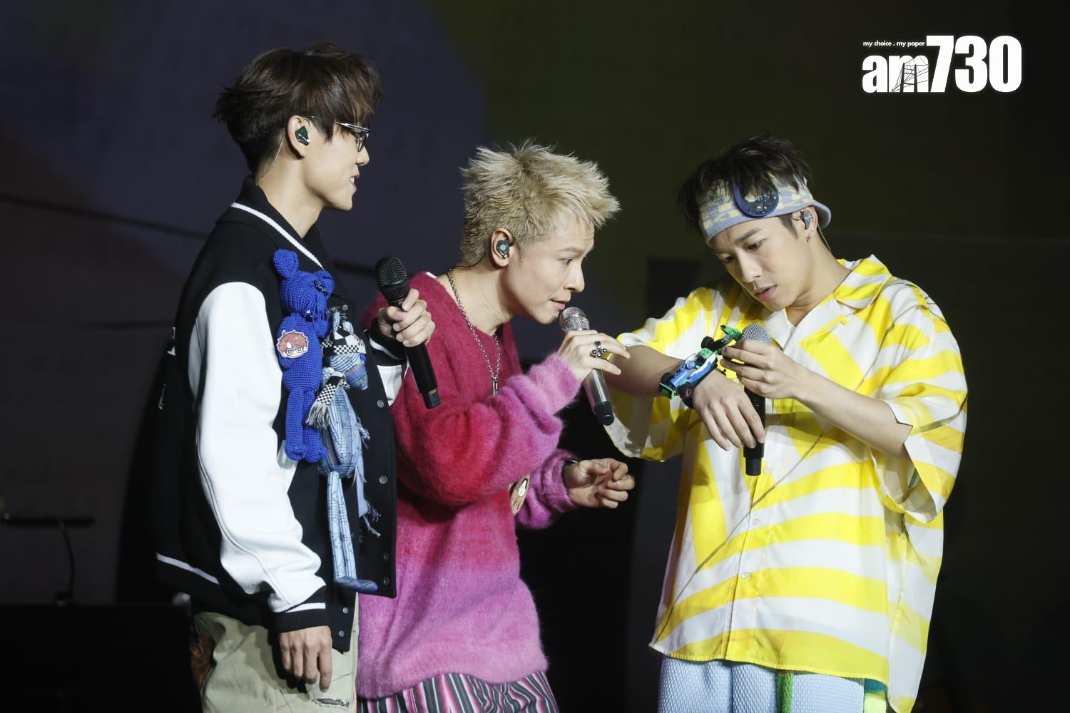 林家謙、洪嘉豪和陳健安唱《黑玻璃》時,搞笑地扮揸車。(蘇文傑攝)