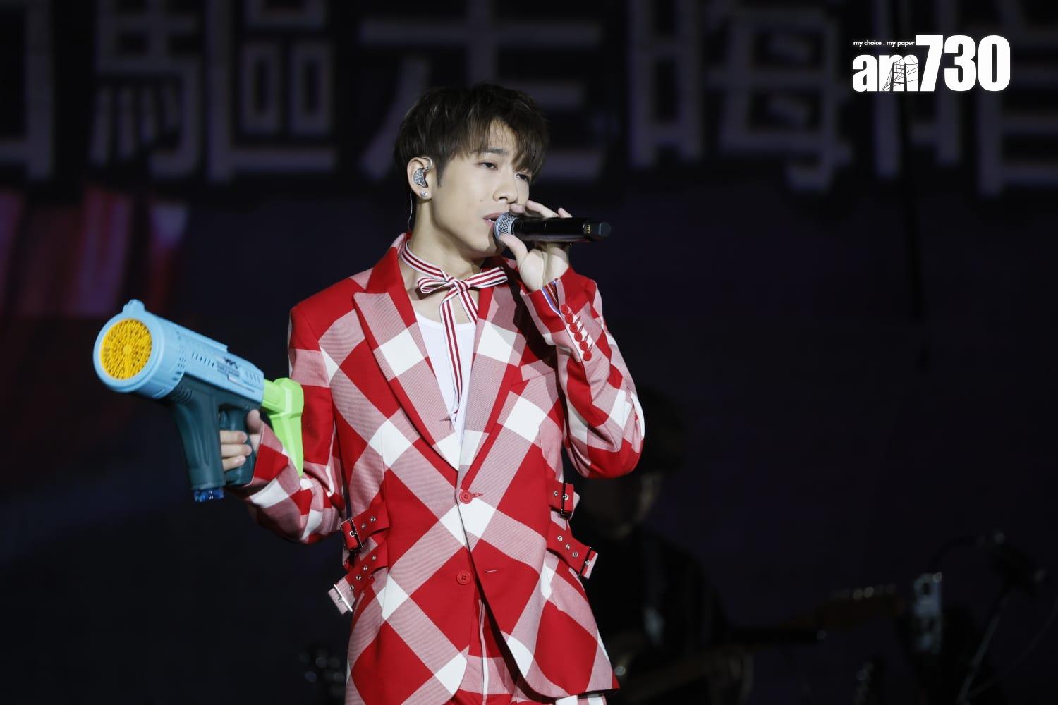 洪嘉豪在《拉闊音樂會 Oscar·回憶夜遊》上,唱著歌玩泡泡槍。(蘇文傑攝)