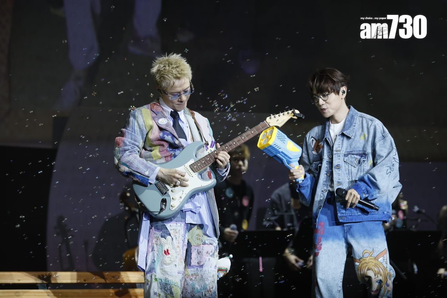 林家謙在《拉闊音樂會 Oscar·回憶夜遊》上,唱著歌玩泡泡槍。(蘇文傑攝)