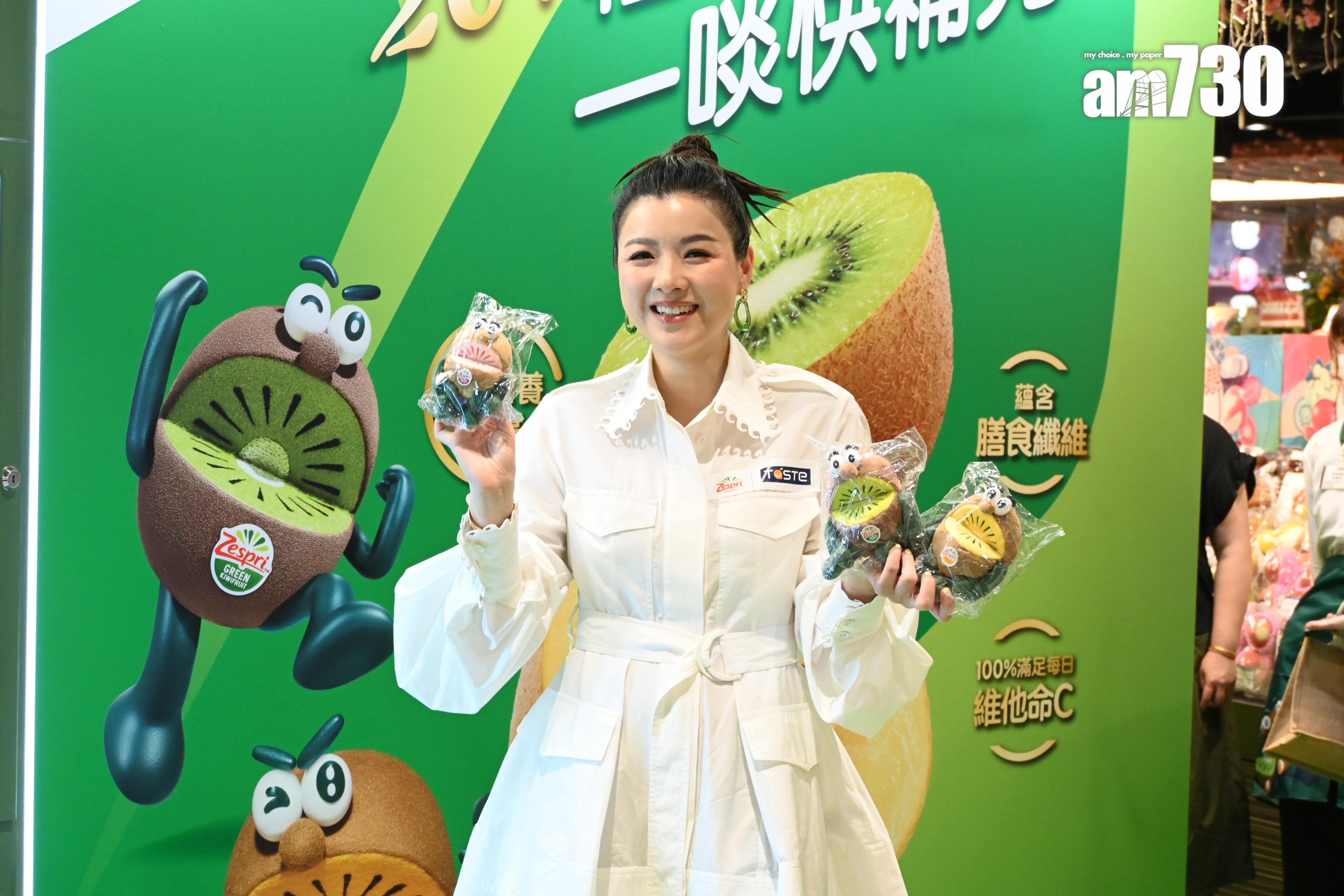 陳茵媺玩夾公仔機,但就多次失手,最後獲大會送上一套奇異果公仔。(娛樂組攝)