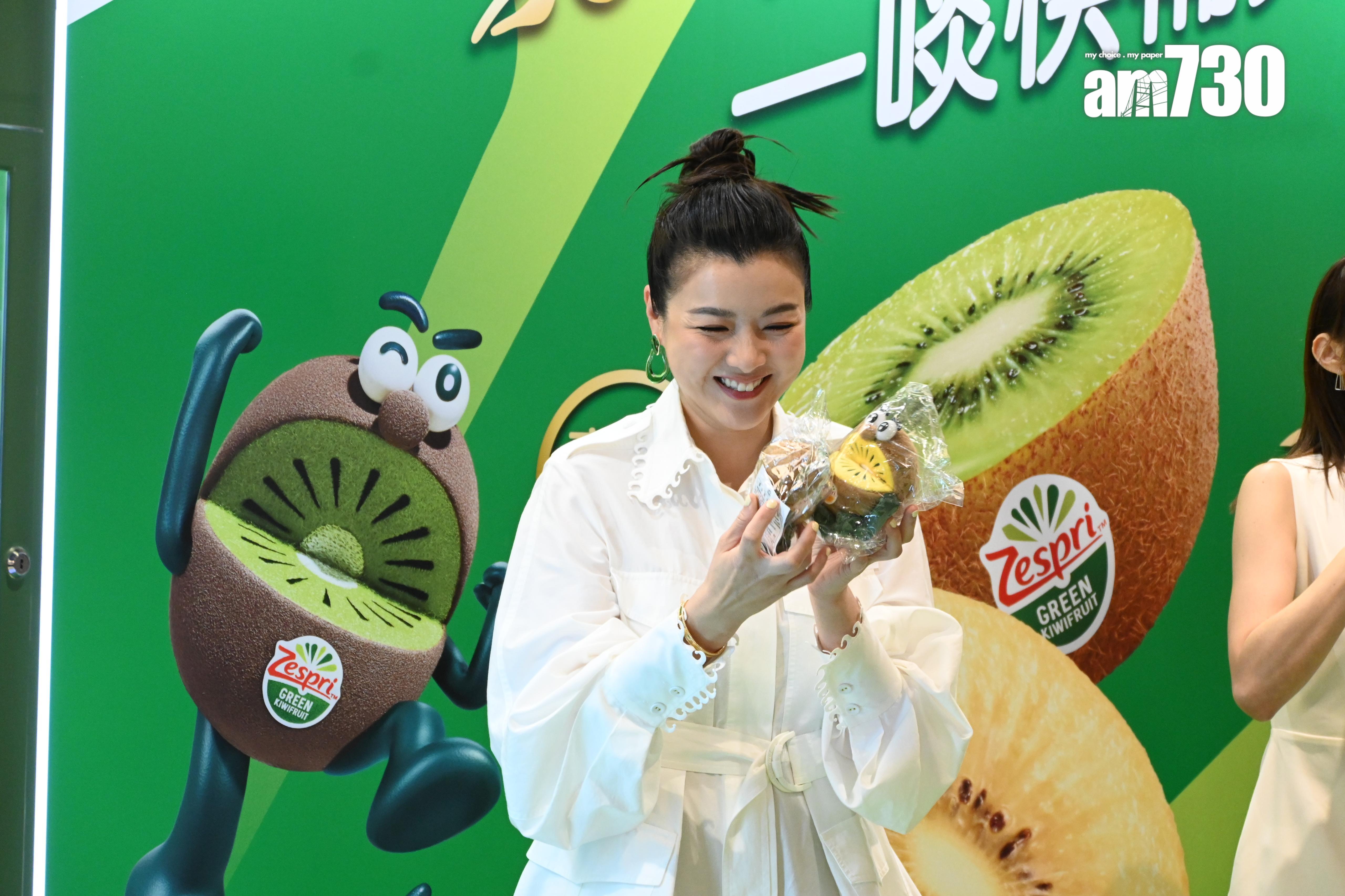 陳茵媺玩夾公仔機,但就多次失手,最後獲大會送上一套奇異果公仔。(娛樂組攝)