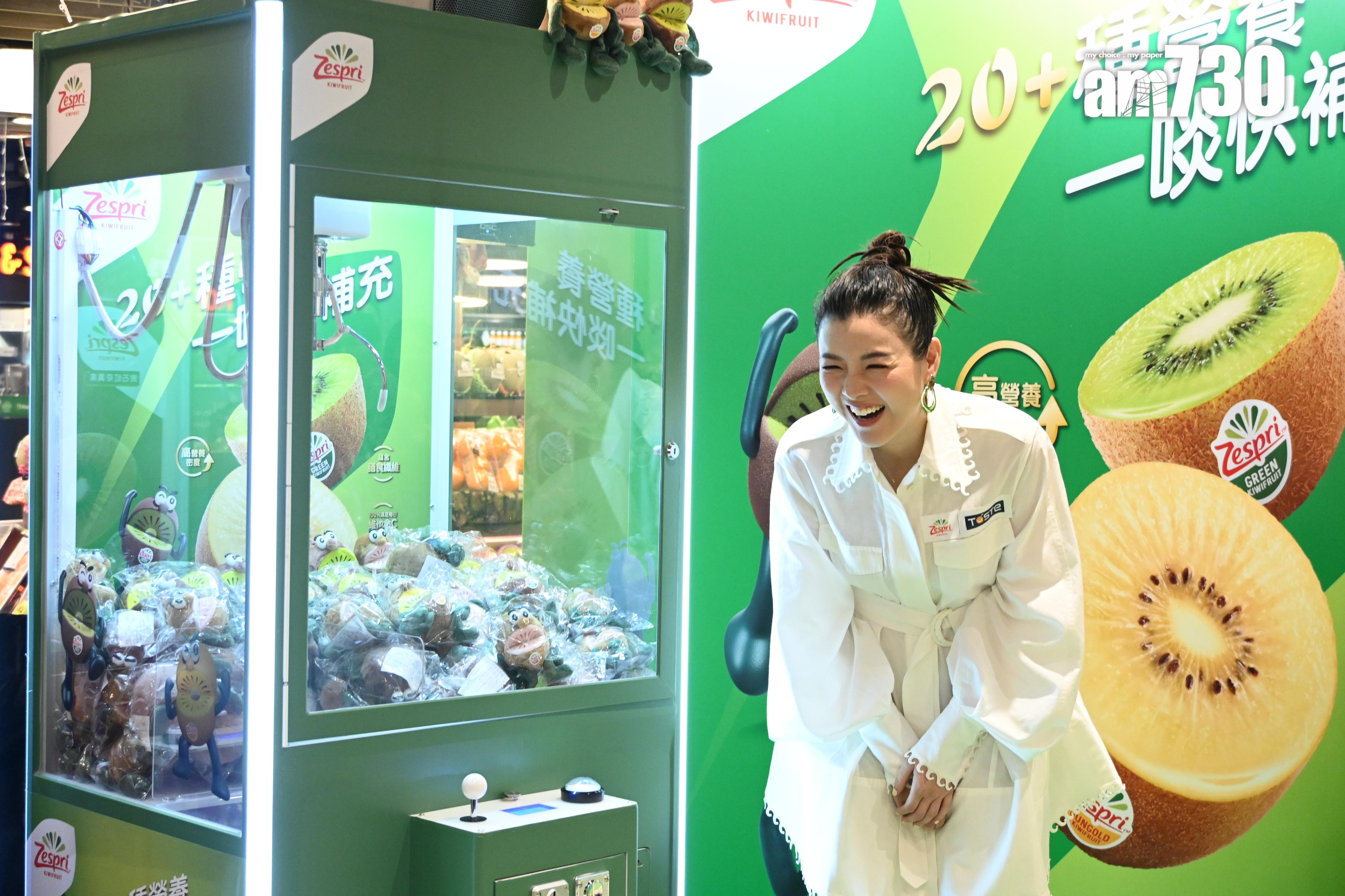 陳茵媺玩夾公仔機,但就多次失手,最後獲大會送上一套奇異果公仔。(娛樂組攝)