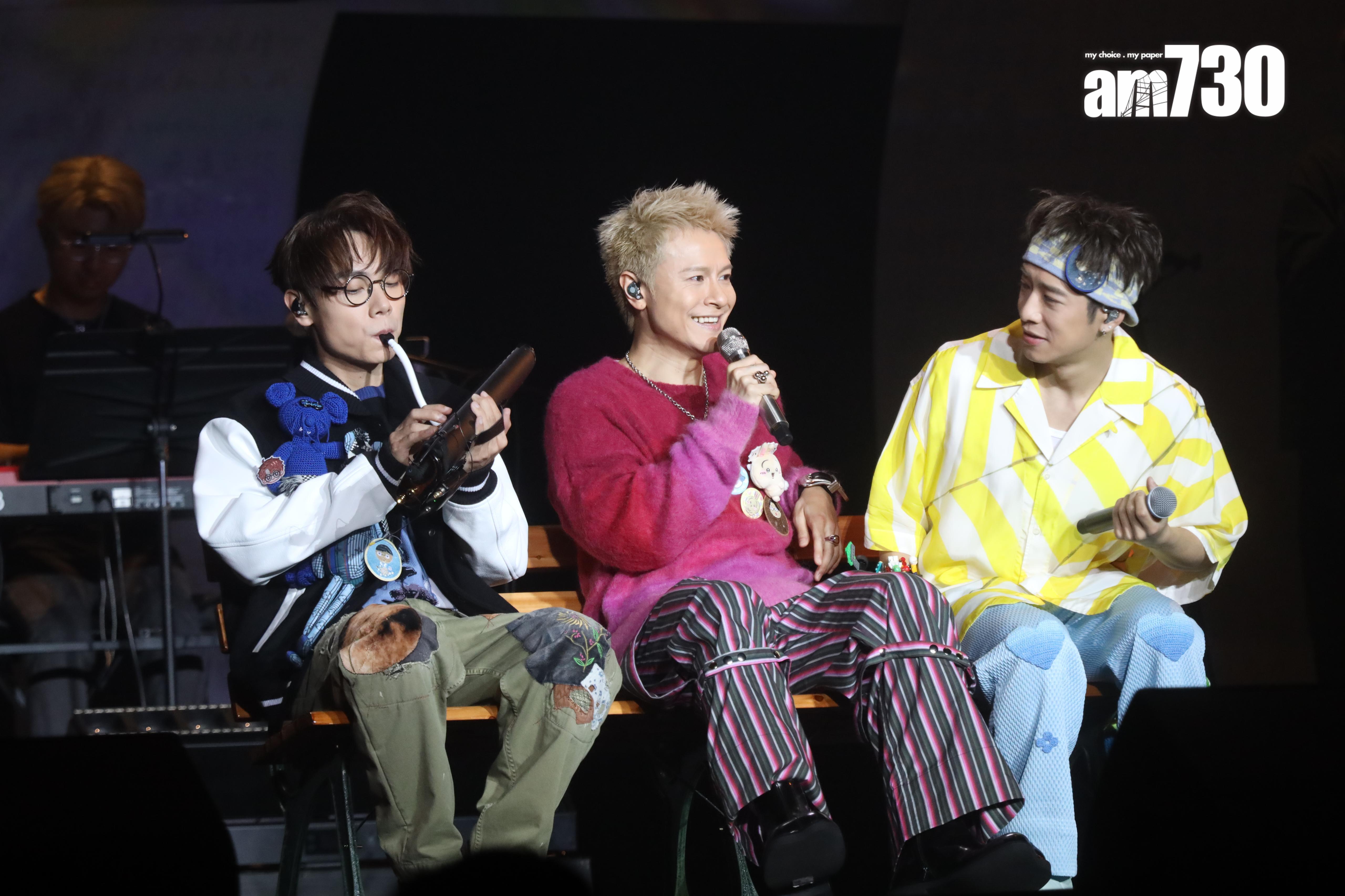 洪嘉豪與陳健安合唱《致明日的舞》,林家謙以口風琴伴奏。(蘇文傑攝)