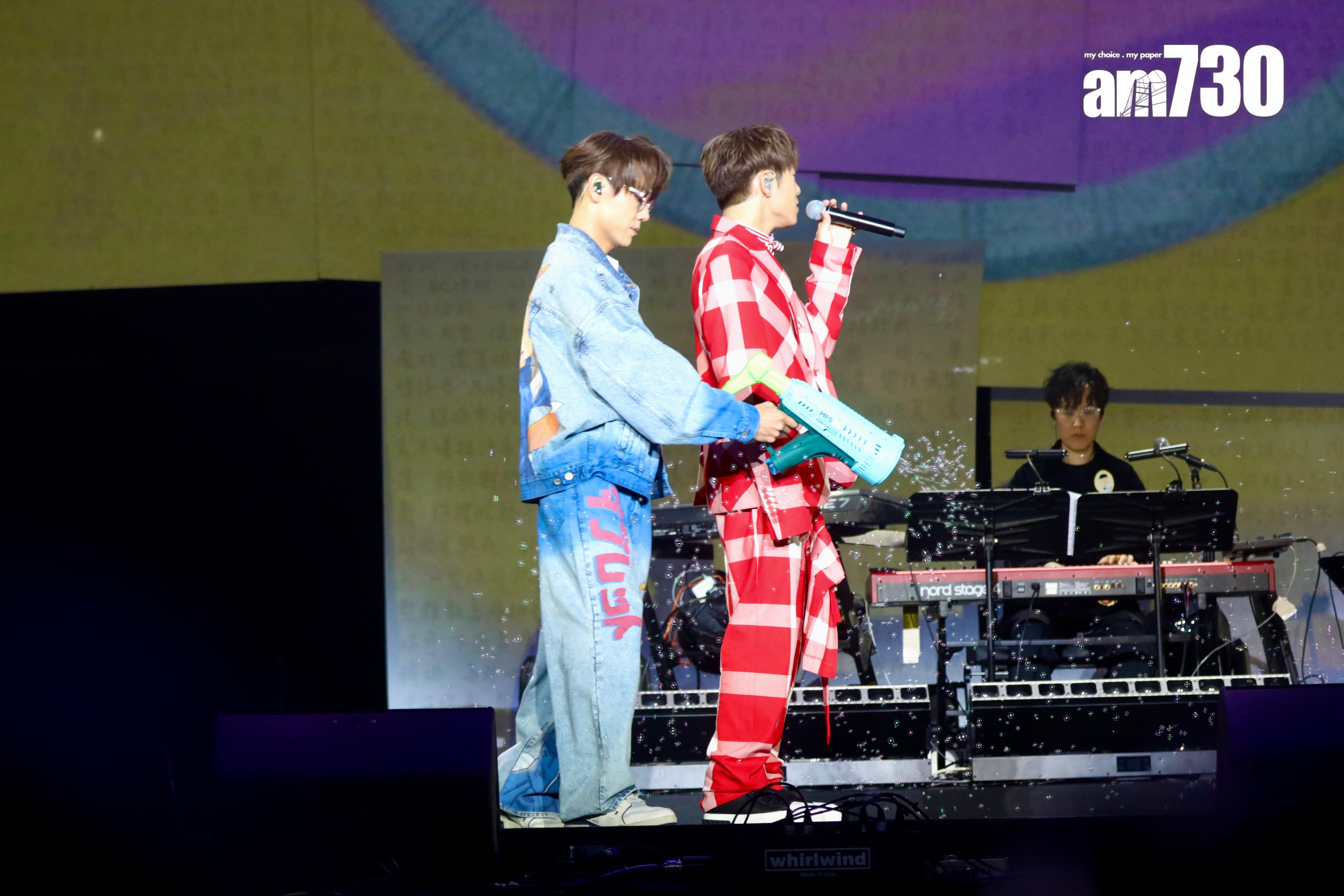 洪嘉豪唱歌時,林家謙開心玩泡泡槍。(蘇文傑攝)