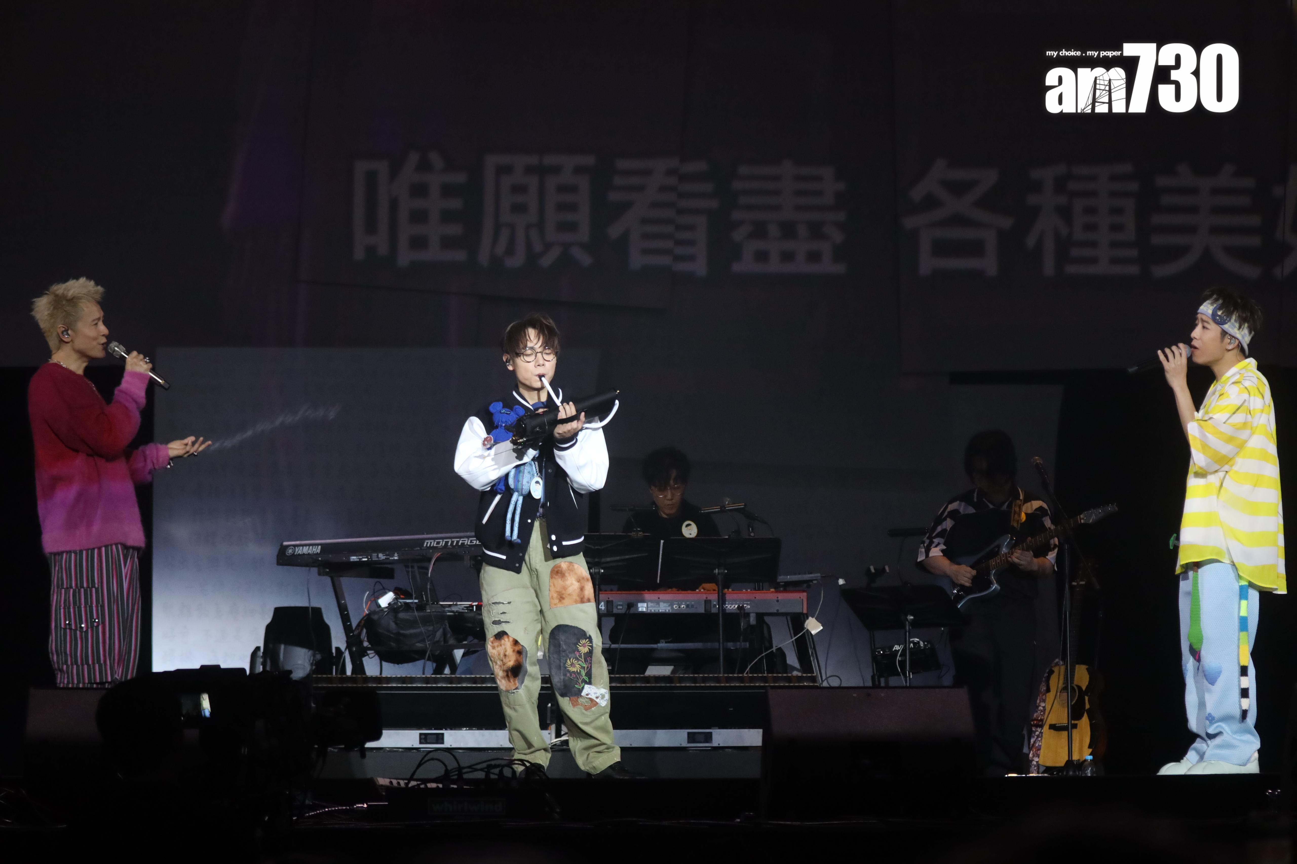 洪嘉豪和陳健安合唱《致明日的舞》,林家謙吹口風琴伴奏。(蘇文傑攝)