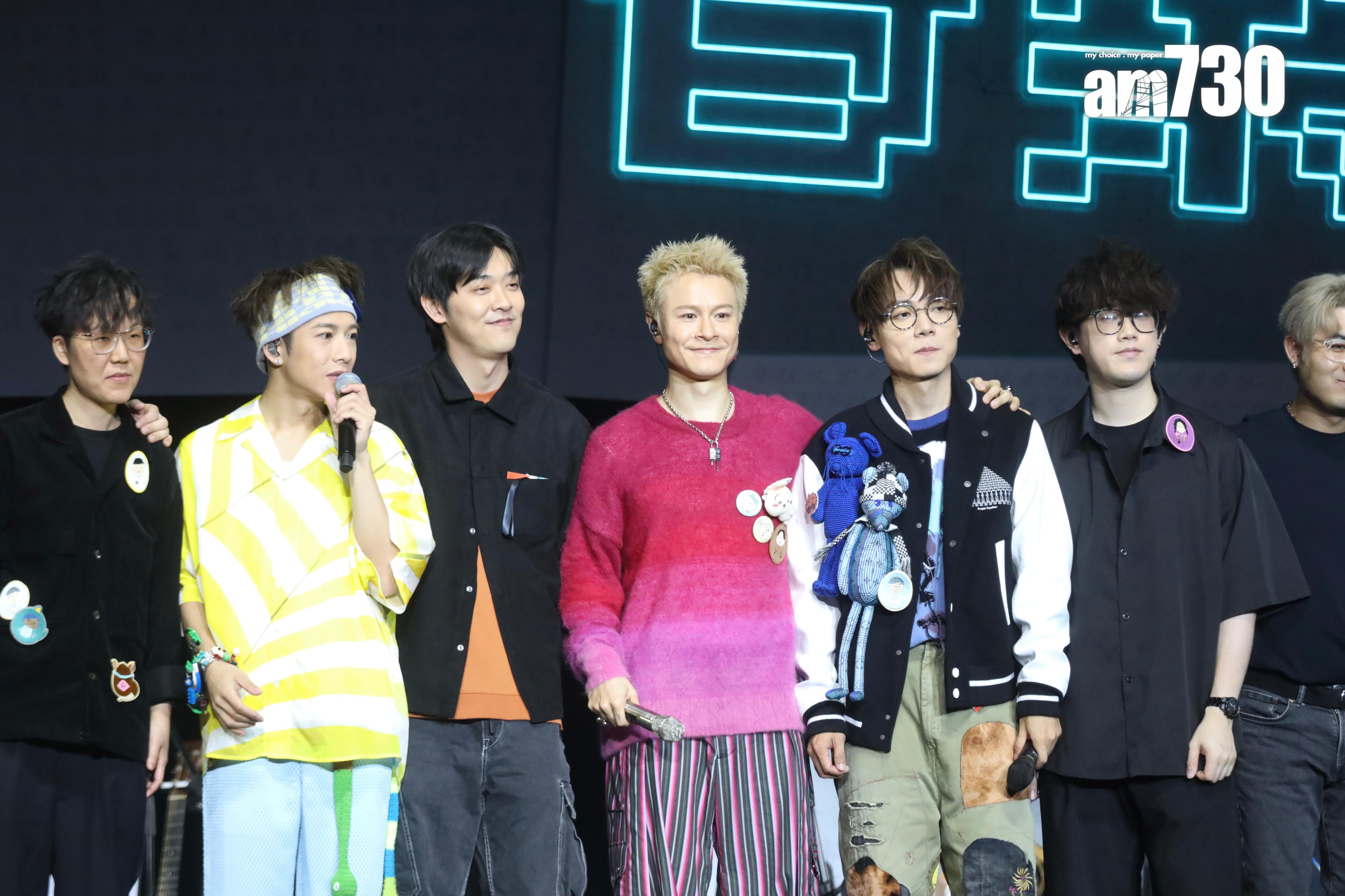 填詞人Oscar千呼萬喚,終於上台大合照。(蘇文傑攝)