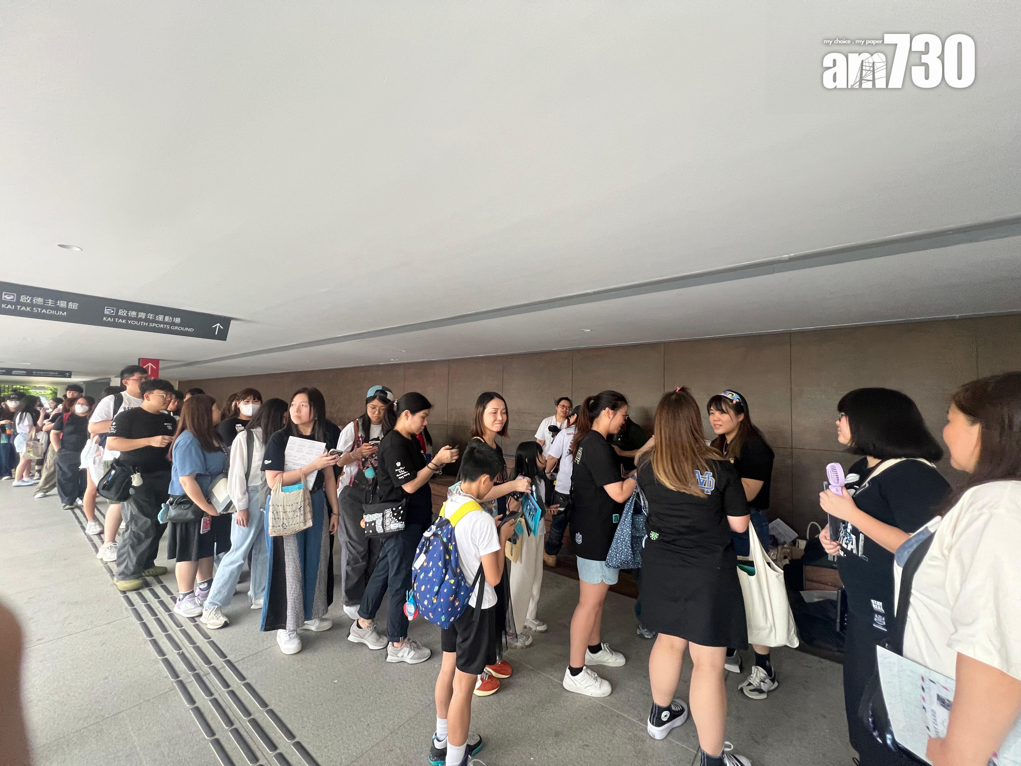 五月天的粉絲在場派應援。(吳康琦攝)