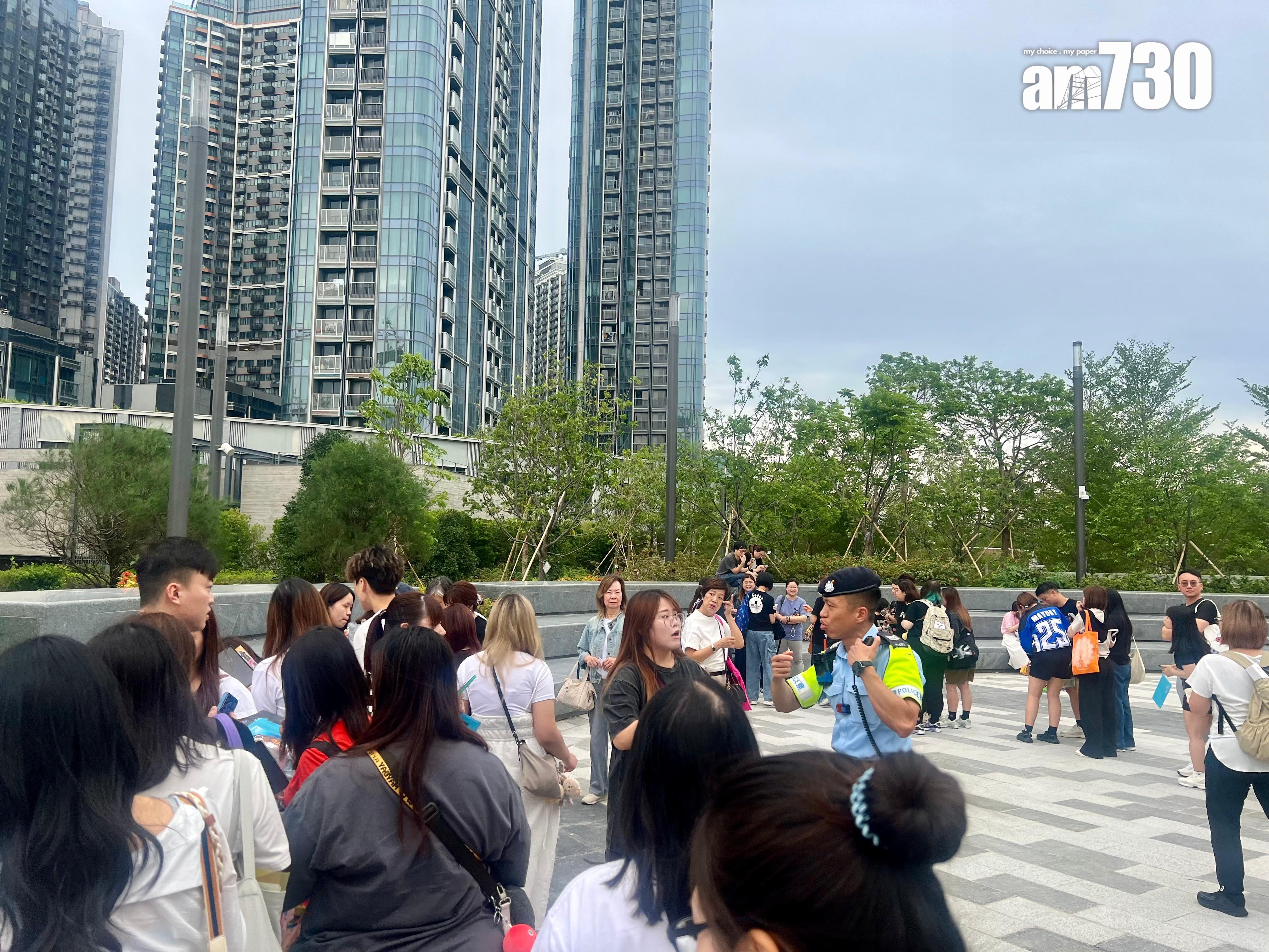 五月天的粉絲在場派應援。(娛樂組攝)