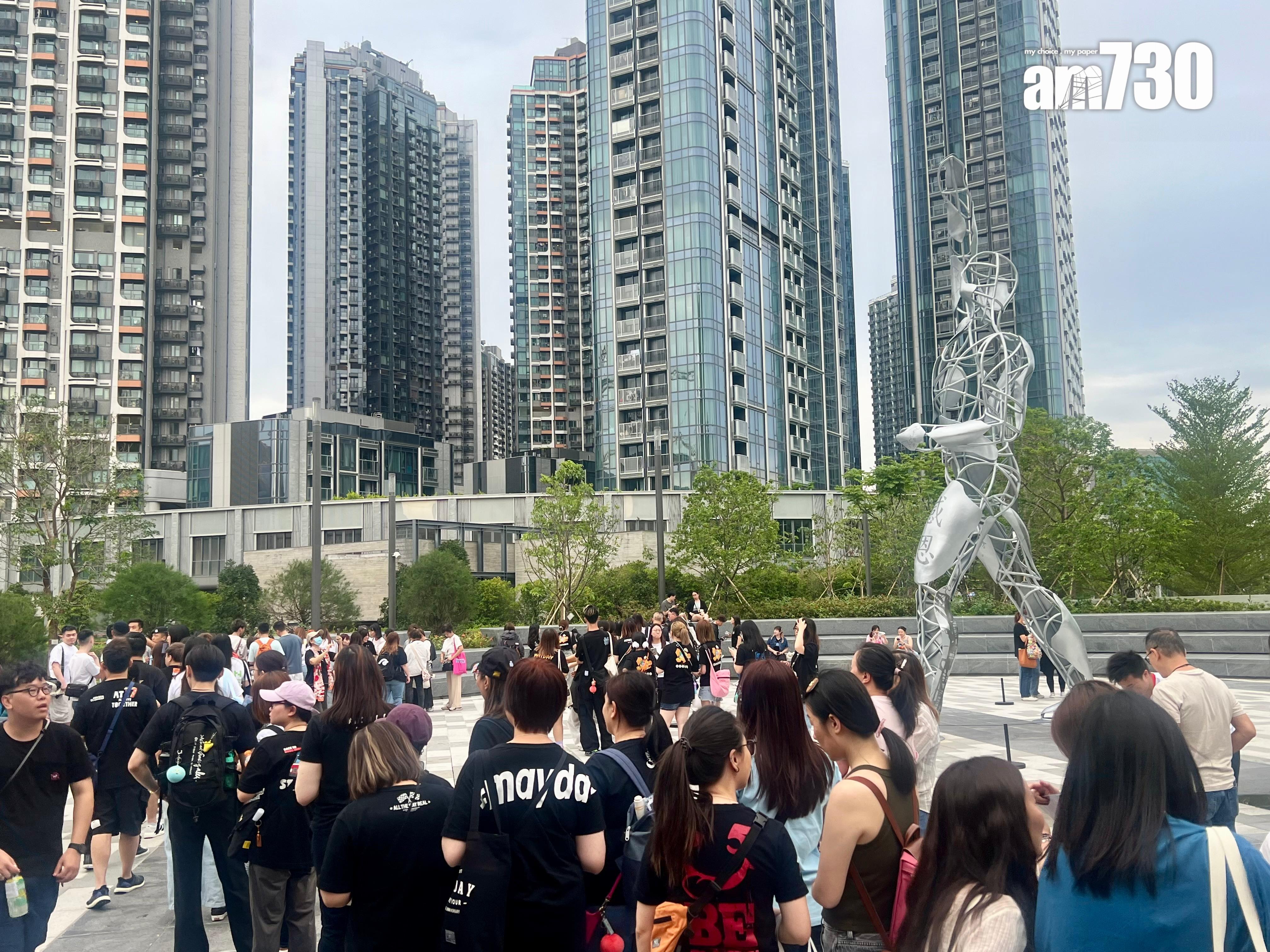 五月天的粉絲在場派應援。(娛樂組攝)