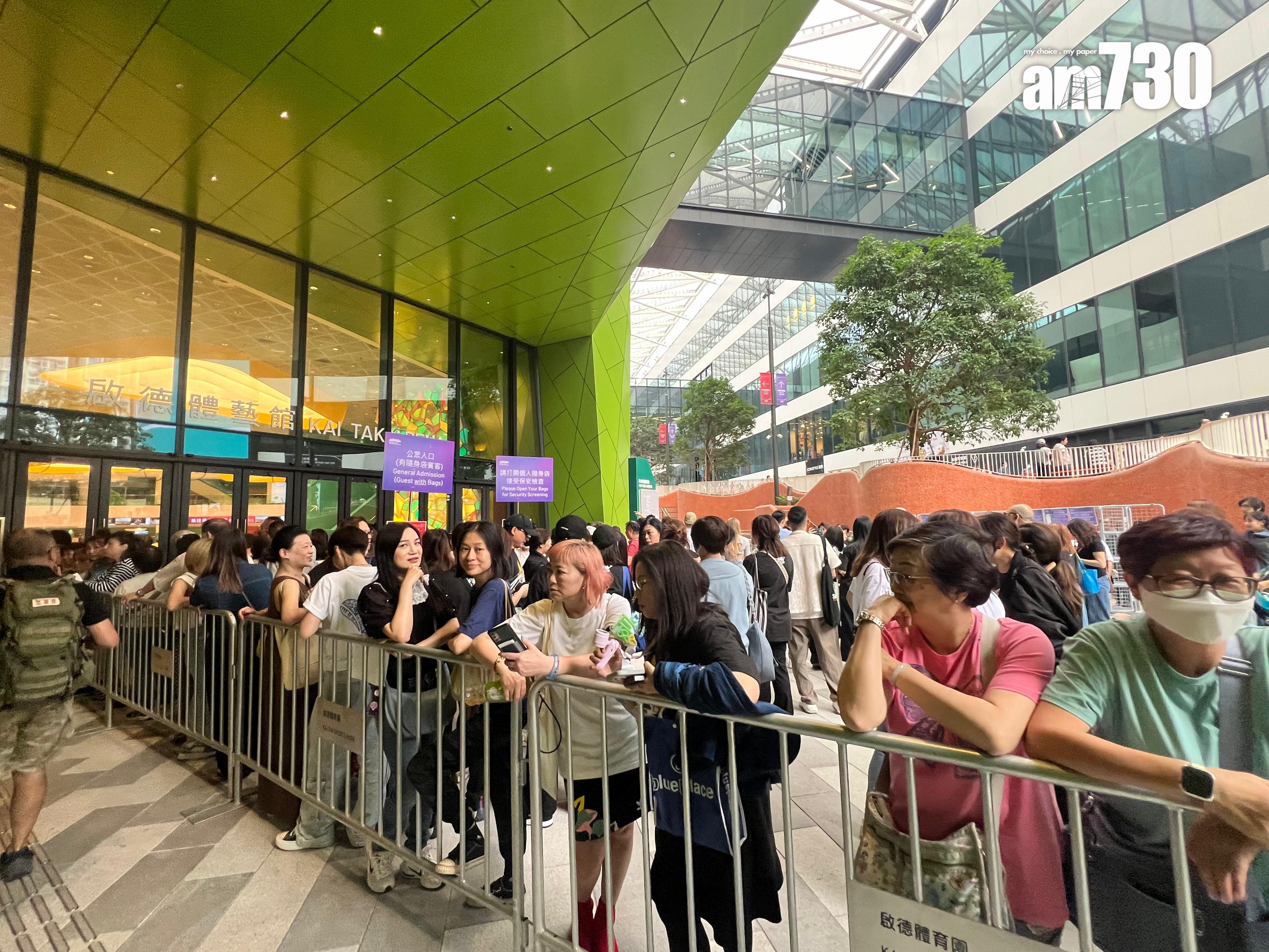 《中年好聲音3》總決賽舉行的啟藝館門外有大批粉絲聚集。(娛樂組攝)