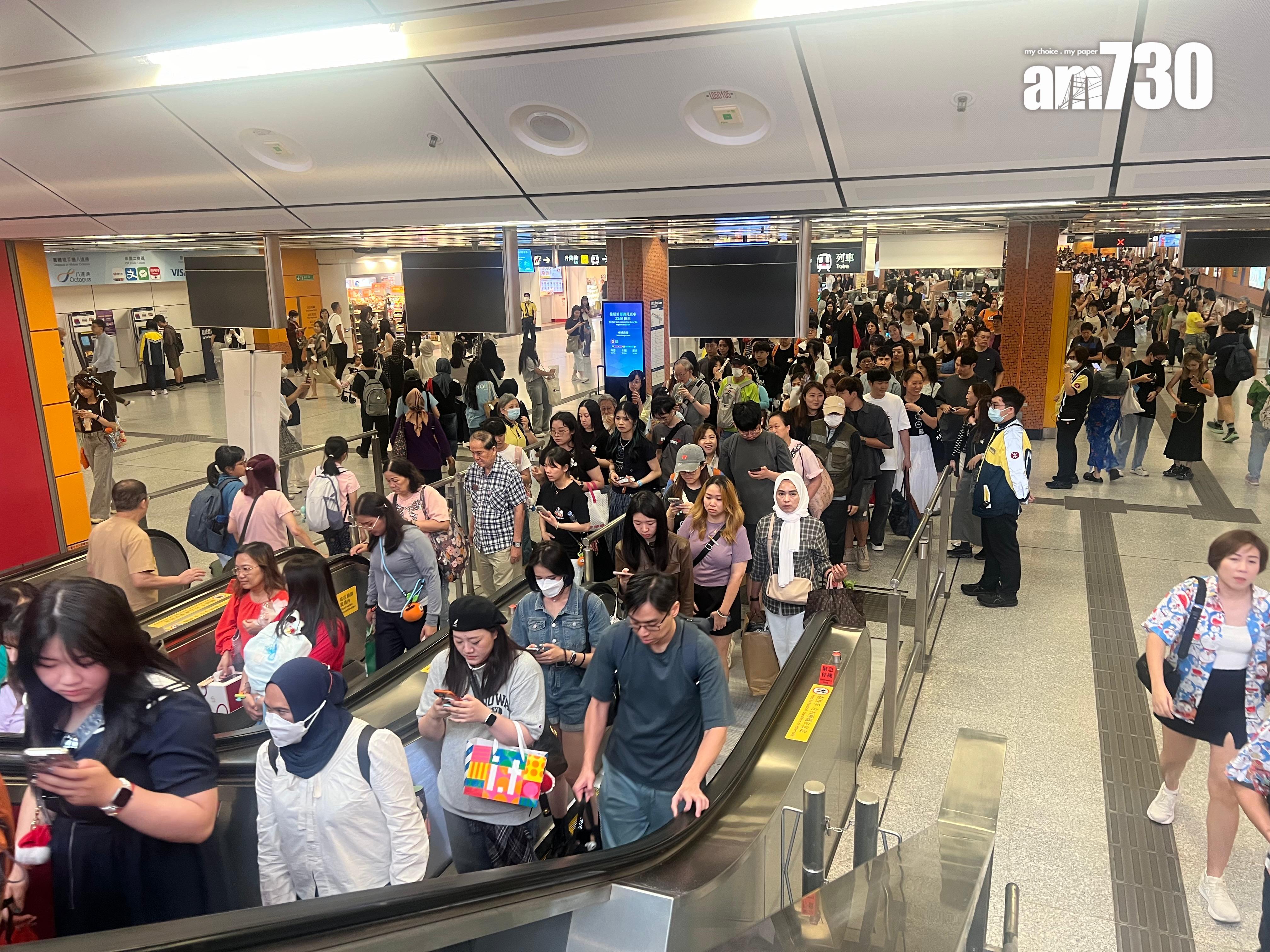 五月天的粉絲在場派應援。(吳康琦攝)