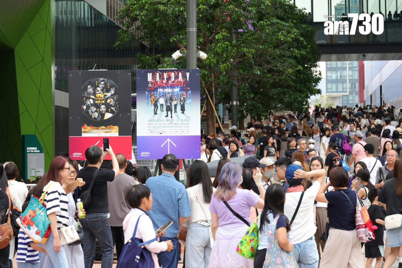 五月天的粉絲在場派應援。(吳康琦攝)