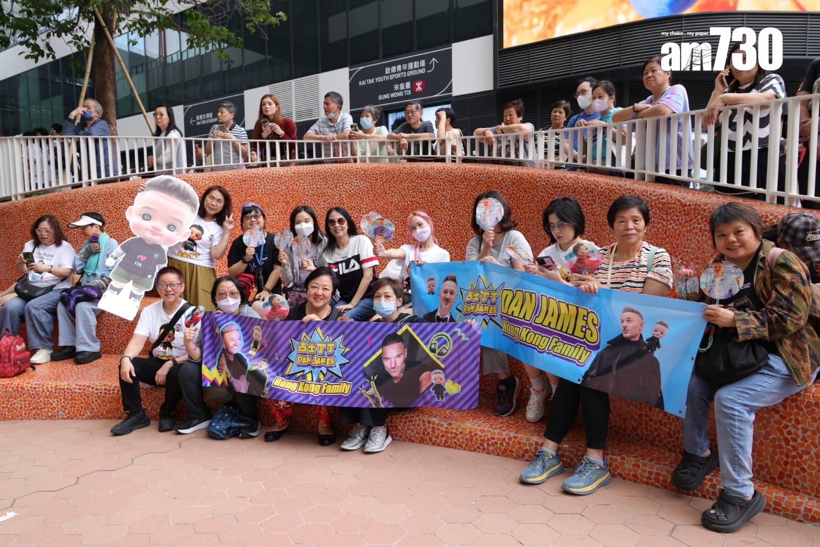 《中年好聲音3》總決賽舉行的啟藝館門外有大批粉絲聚集。(娛樂組攝)