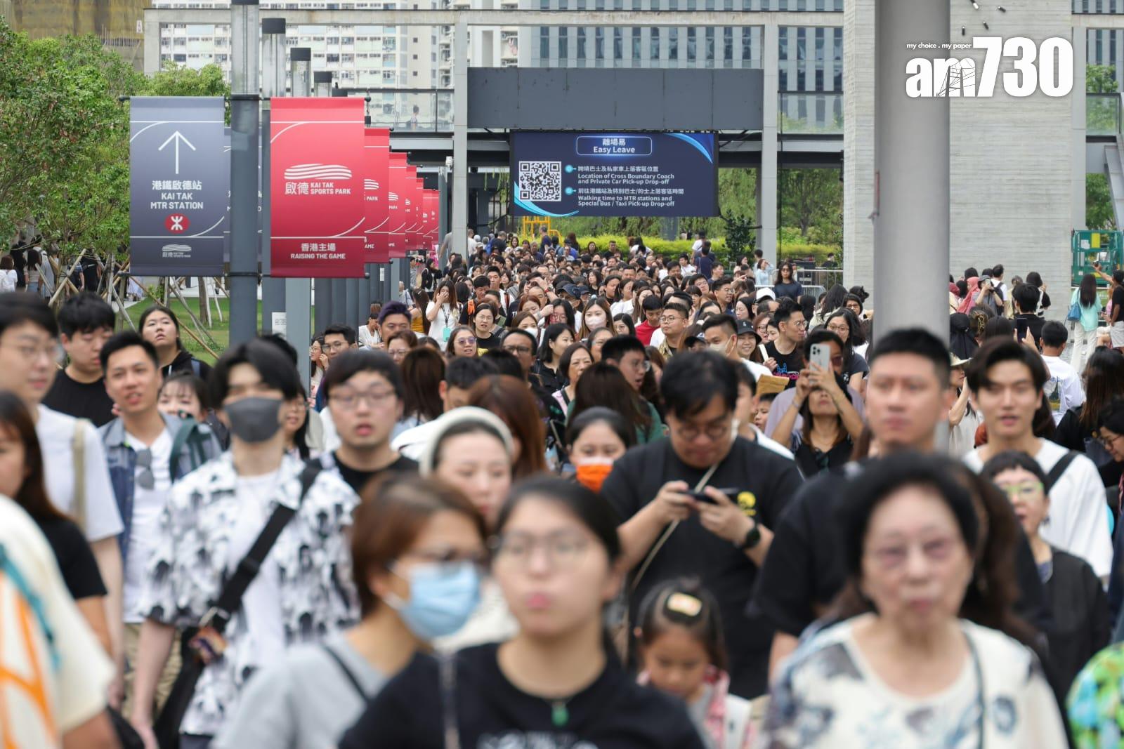 五月天的粉絲在場派應援。(吳康琦攝)