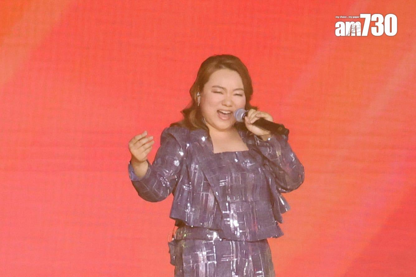 黃博唱出《站在高崗上》大晒唱功。(吳康琦攝)