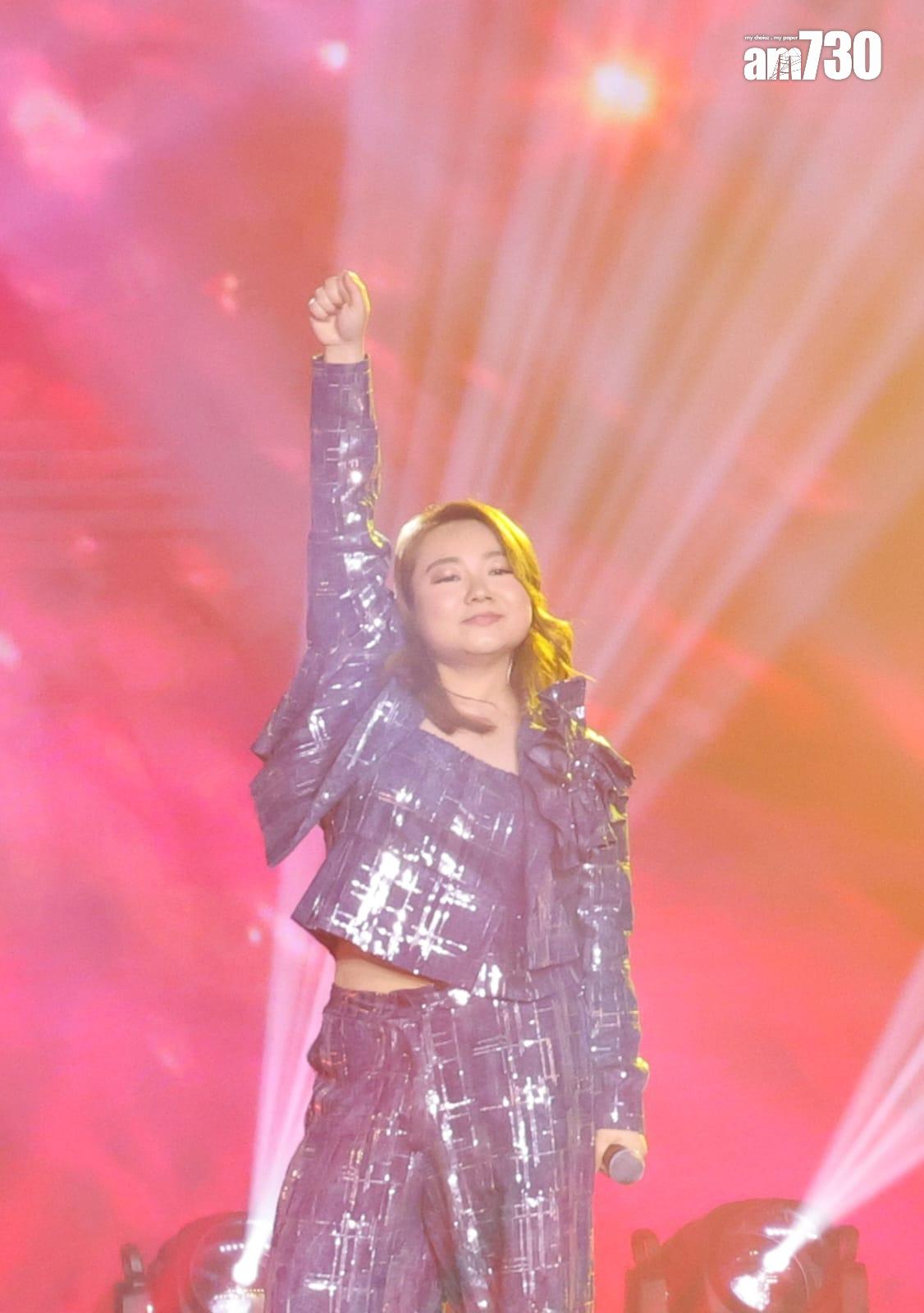 黃博唱出《站在高崗上》大晒唱功。(吳康琦攝)