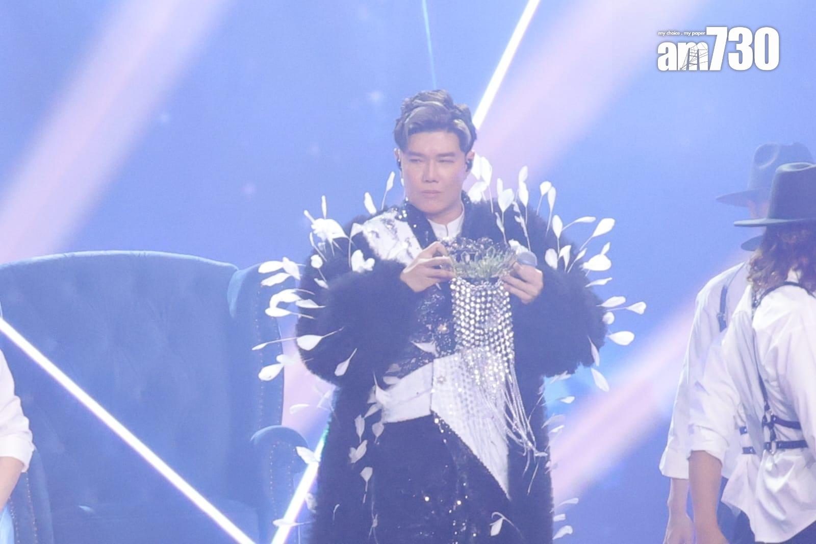 張與辰唱《大藝術家》玩變身,服裝是由Henry Lau設計。