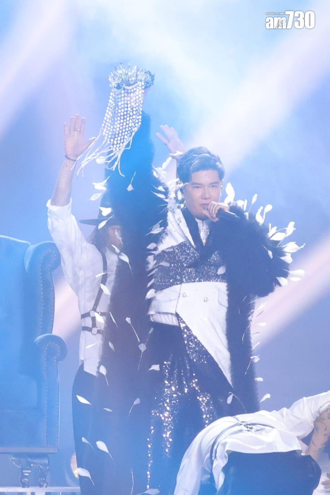 張與辰唱《大藝術家》玩變身,服裝是由Henry Lau設計。