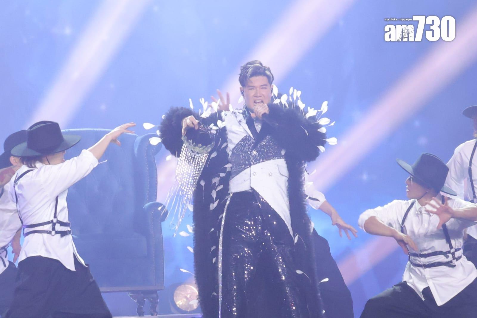 張與辰唱《大藝術家》玩變身,服裝是由Henry Lau設計。