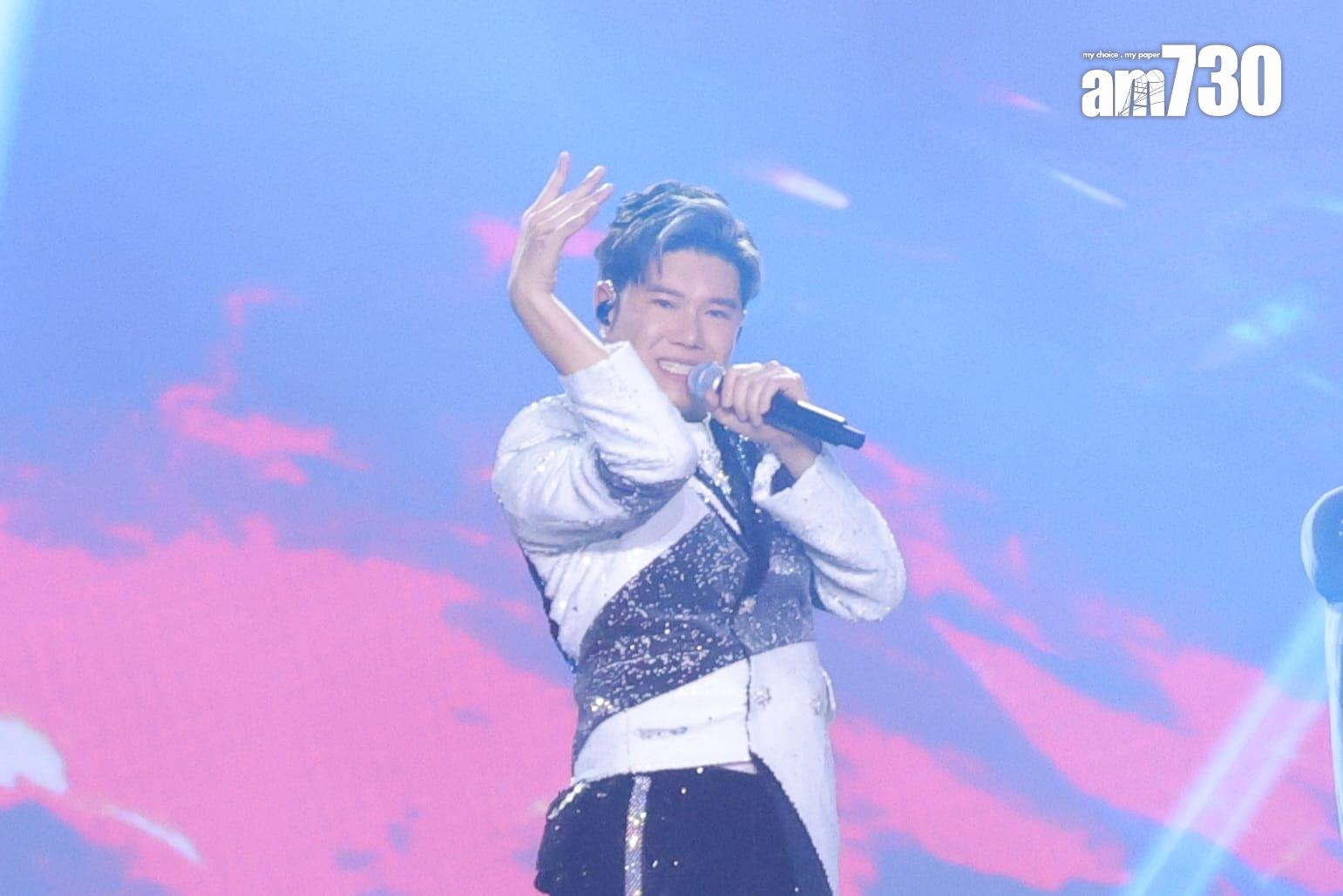 張與辰唱《大藝術家》玩變身,服裝是由Henry Lau設計。