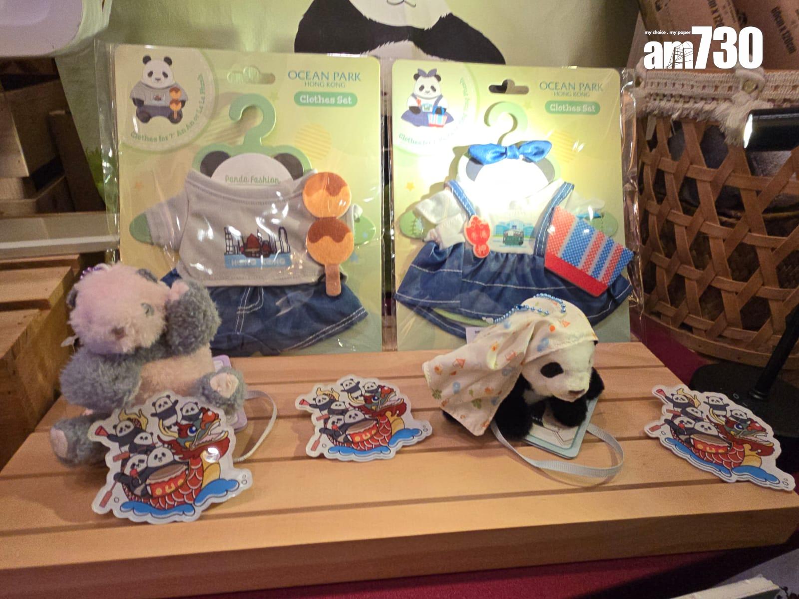 期間限定店發售「萌爆」熊貓精品,市民旅客於參與美食街攤檔消費、更即可獲贈精美熊貓貼紙乙包。(李朗僑攝)