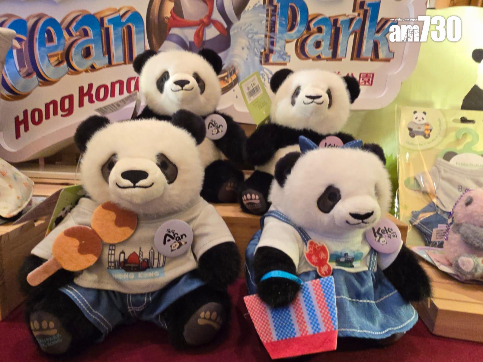 期間限定店發售「萌爆」熊貓精品,市民旅客於參與美食街攤檔消費、更即可獲贈精美熊貓貼紙乙包。(李朗僑攝)