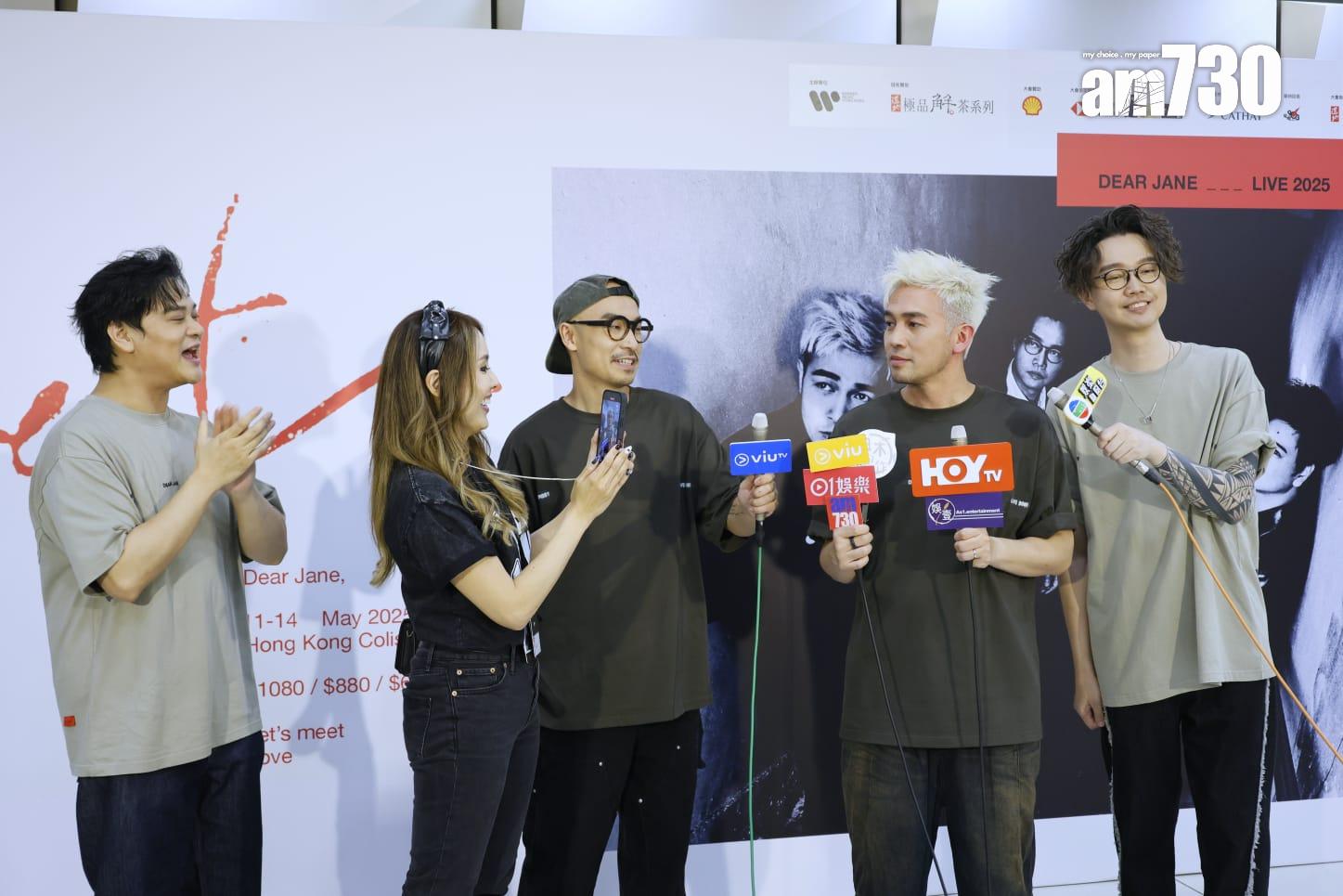 楊洛婷以手機拍老公Tim受訪,兩公婆放閃大耍花槍。(林俊源攝)