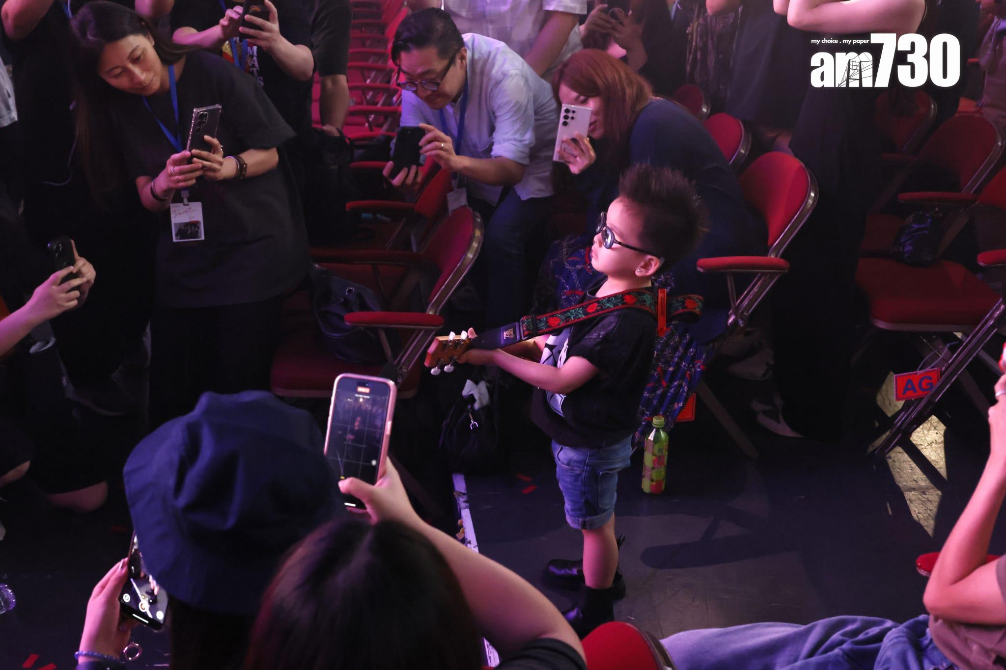 Tim兒子Tristan在台下扮彈結他「開show」。(林俊源攝)