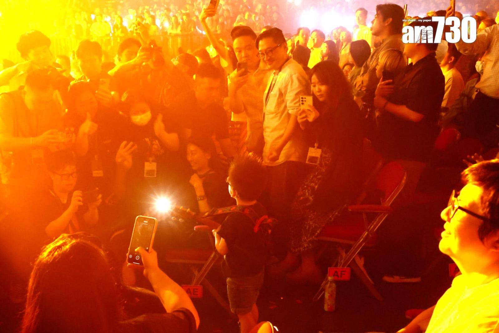 Tim兒子Tristan在台下扮彈結他「開show」。(林俊源攝)