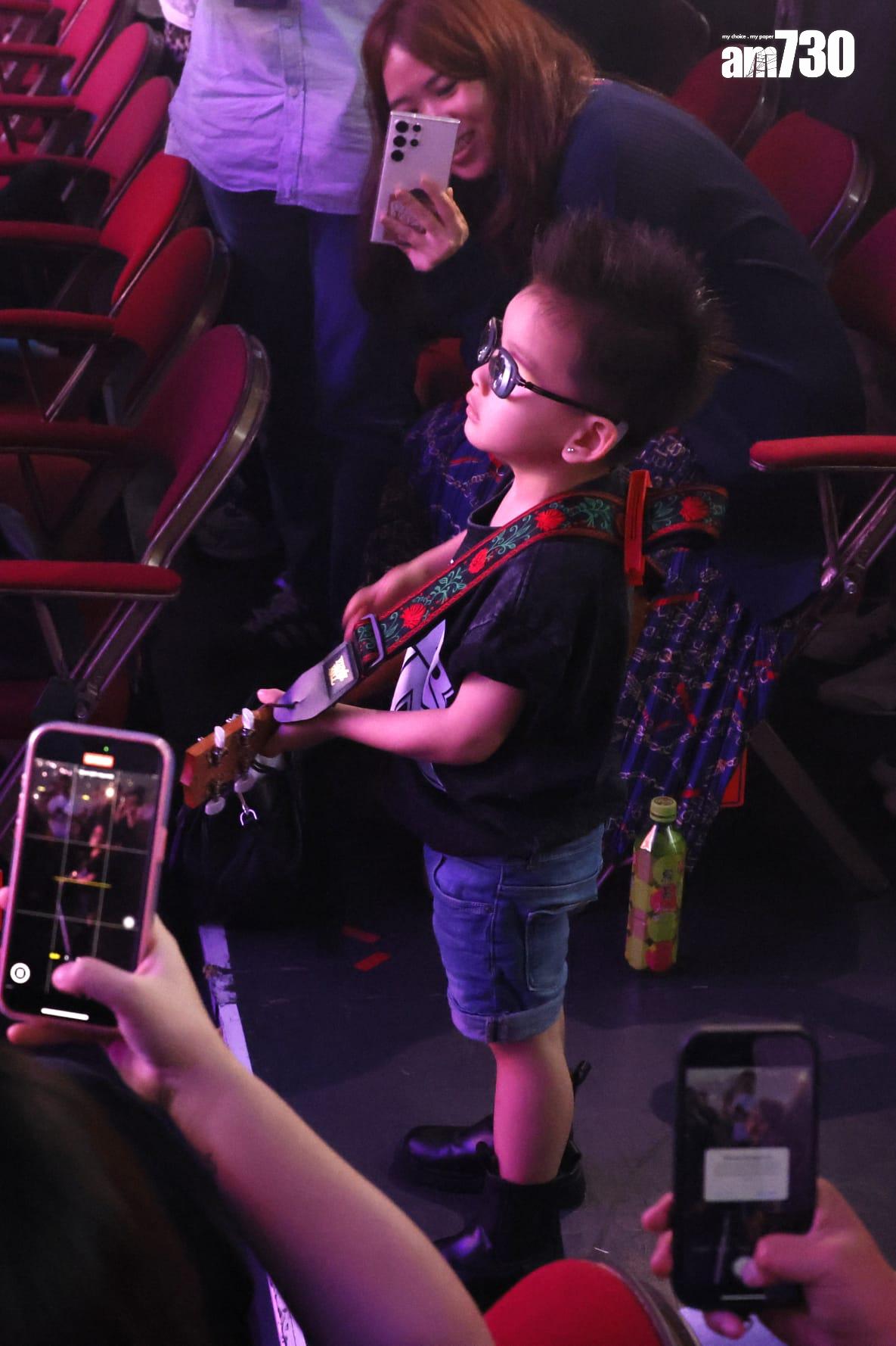 Tim兒子Tristan在台下扮彈結他「開show」。(林俊源攝)