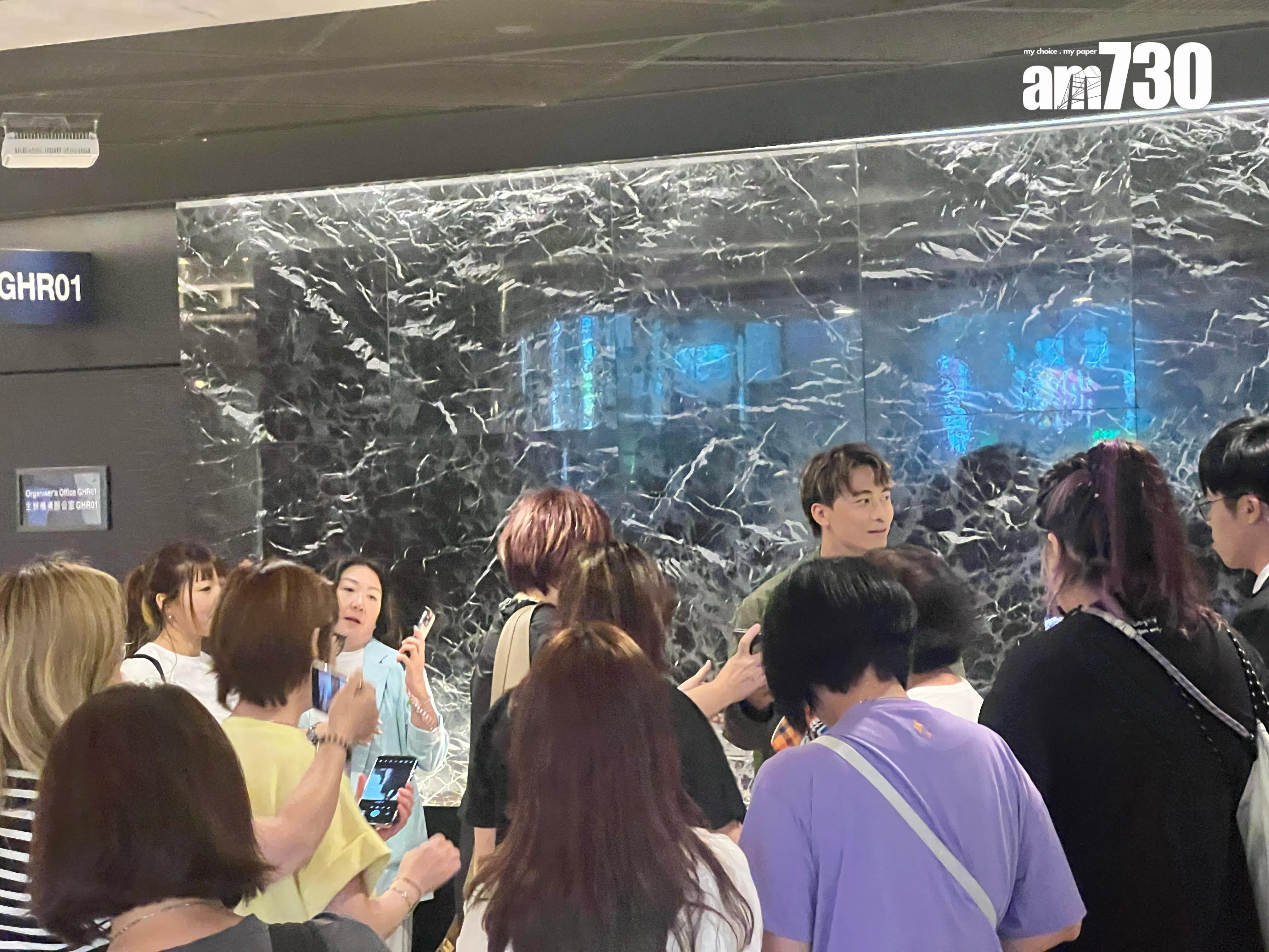 黃劍文的位置打晒蛇餅要求合照。(娛樂組攝)