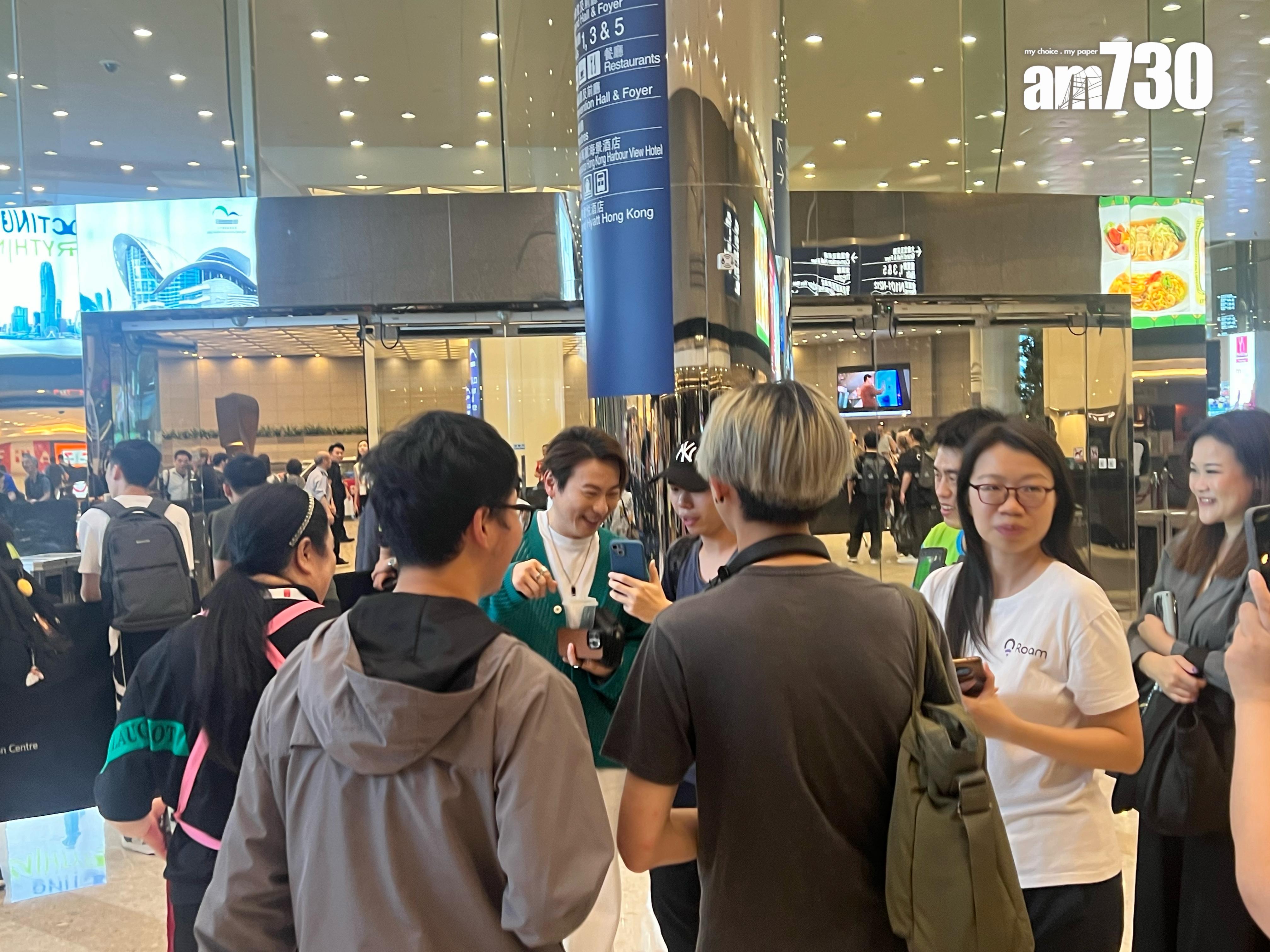 顏米羔不停收禮物。