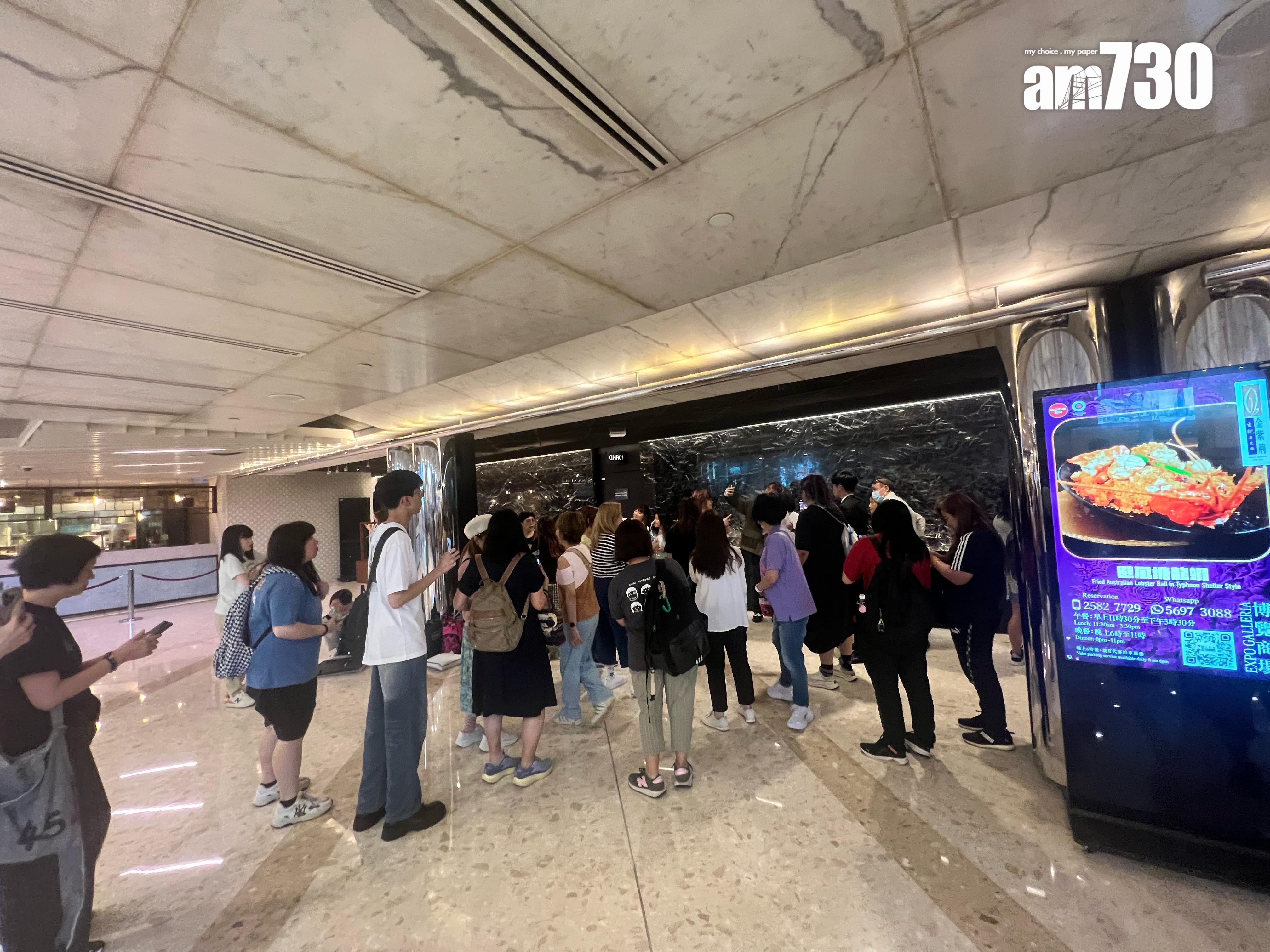 黃劍文的位置打晒蛇餅要求合照。(娛樂組攝)