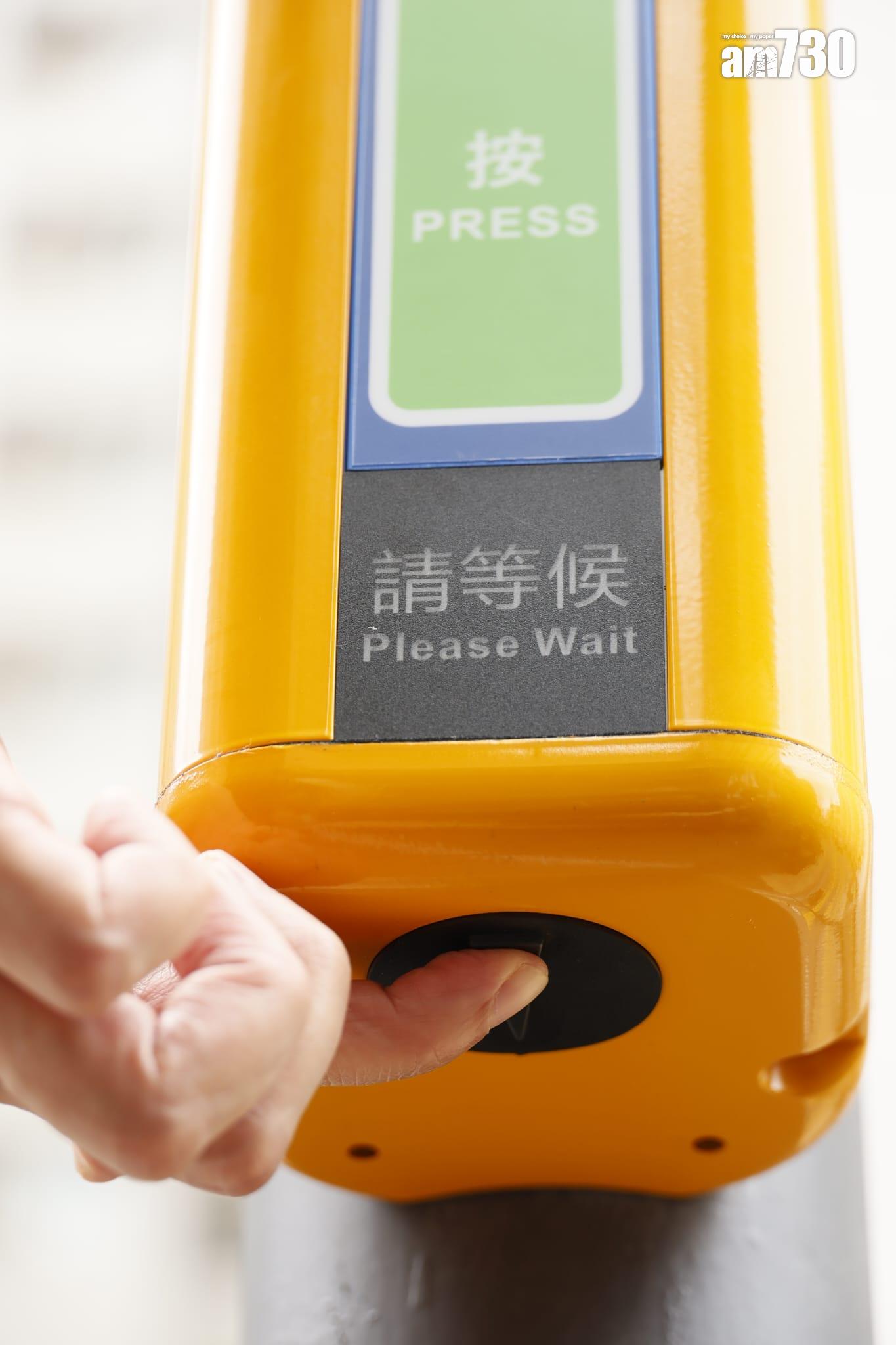 按動底部按鍵,裝置會以粵語、普通話和英語讀出附近街道名稱。(林俊源攝)