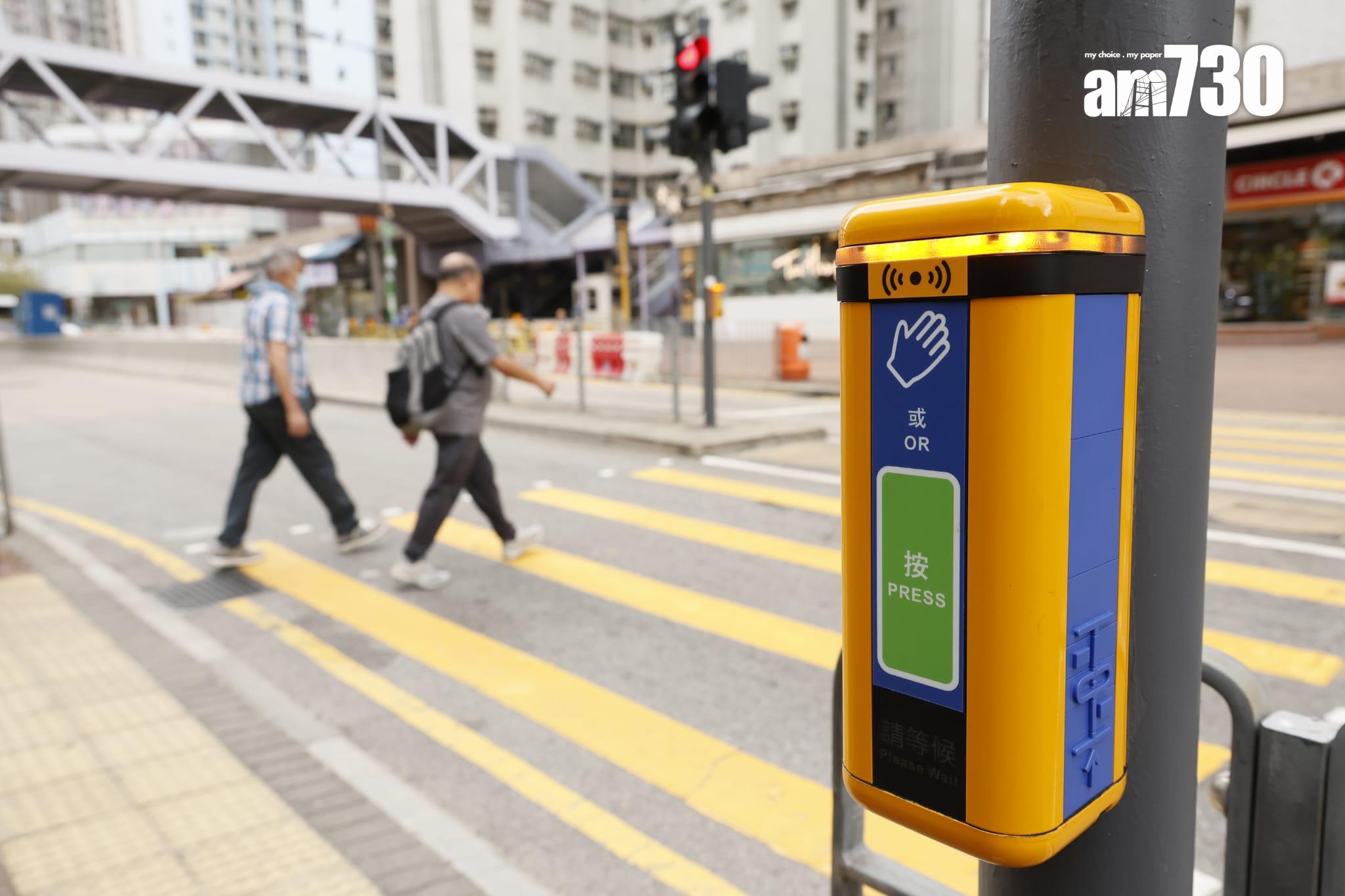 新裝置設有發聲及震動功能,頂部位置會發光,其中黃藍色的裝置附設按鍵。(林俊源攝)