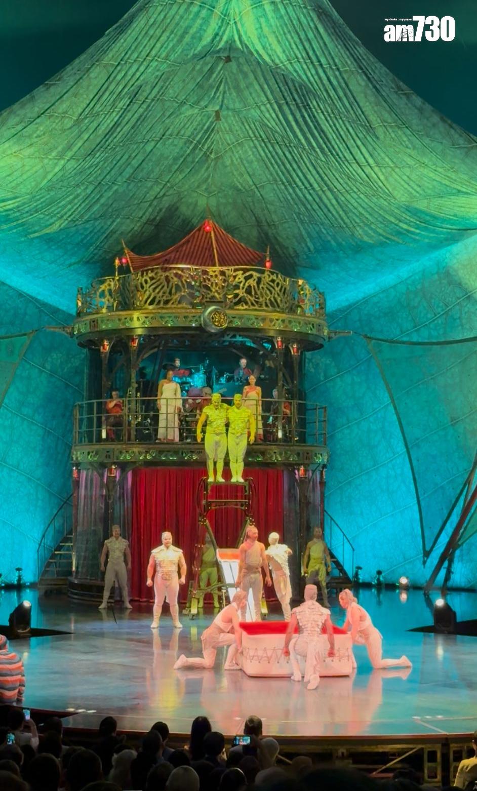 演員會利用蹺蹺板,彈到半空中做出各種動作。(本報攝)