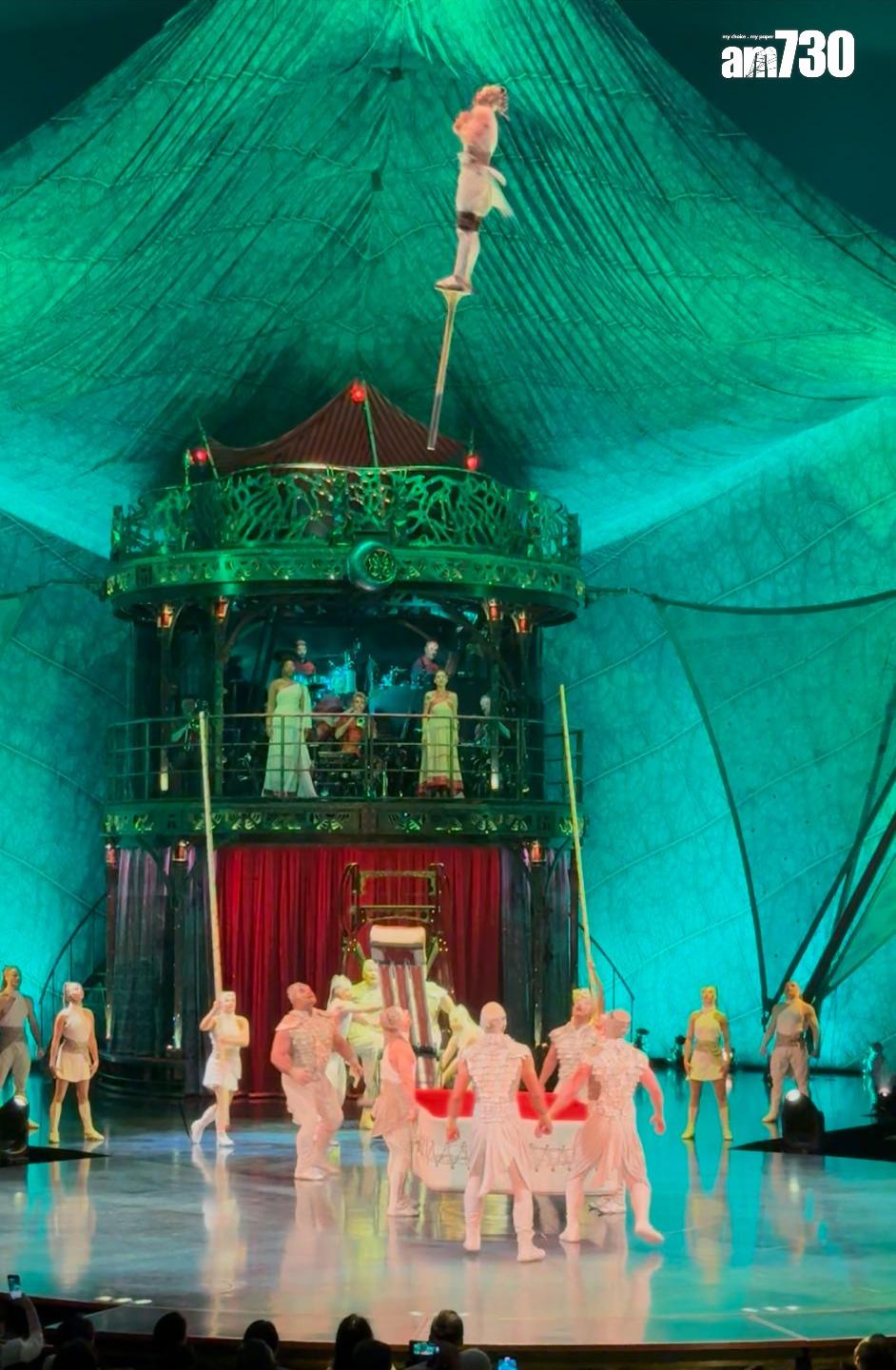 演員更會踩上高翹,透過蹺蹺板在半空中旋轉360度落地,再次考驗觀眾承受能力。