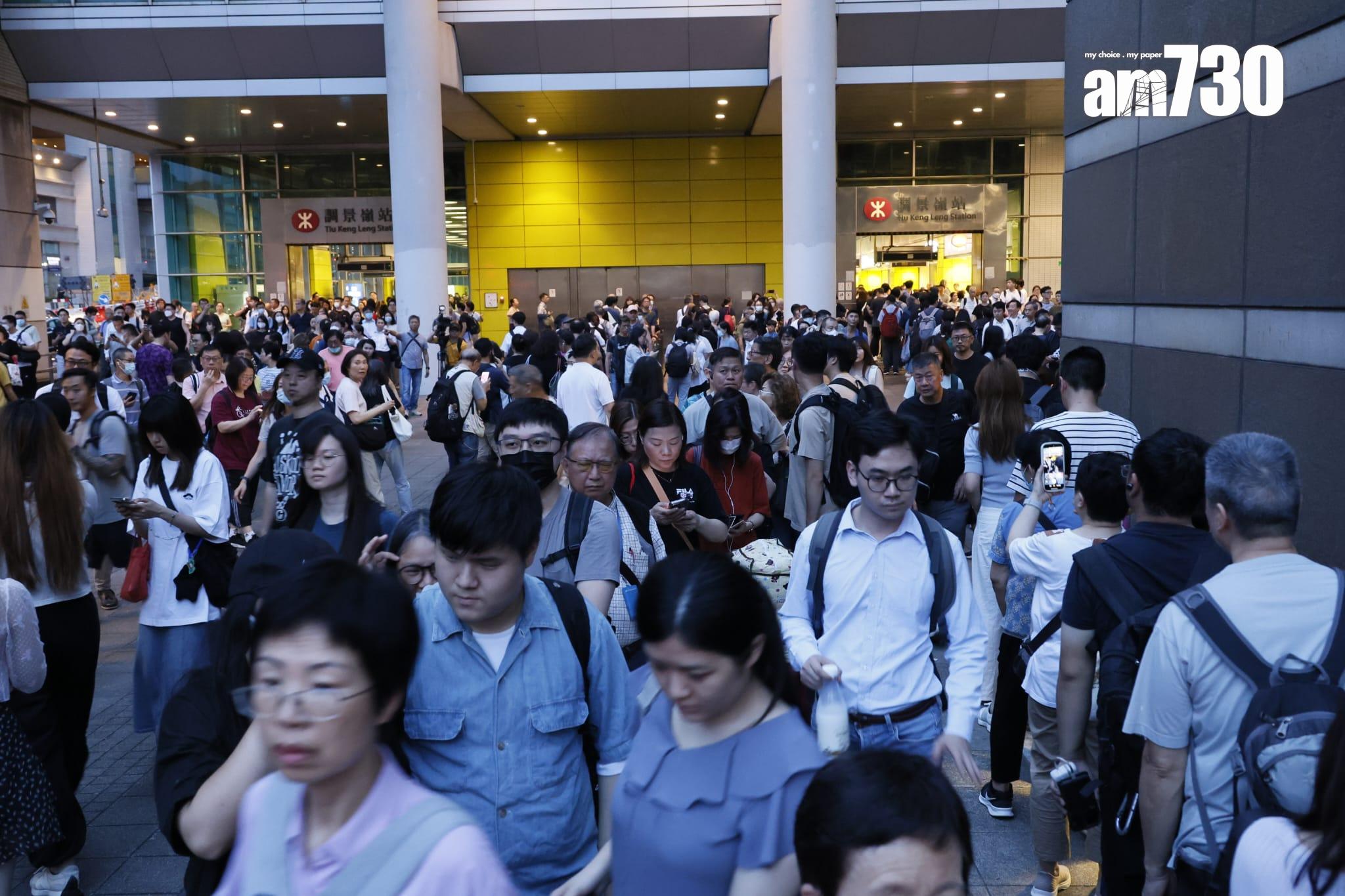 調景嶺站人流眾多。(林俊源攝)