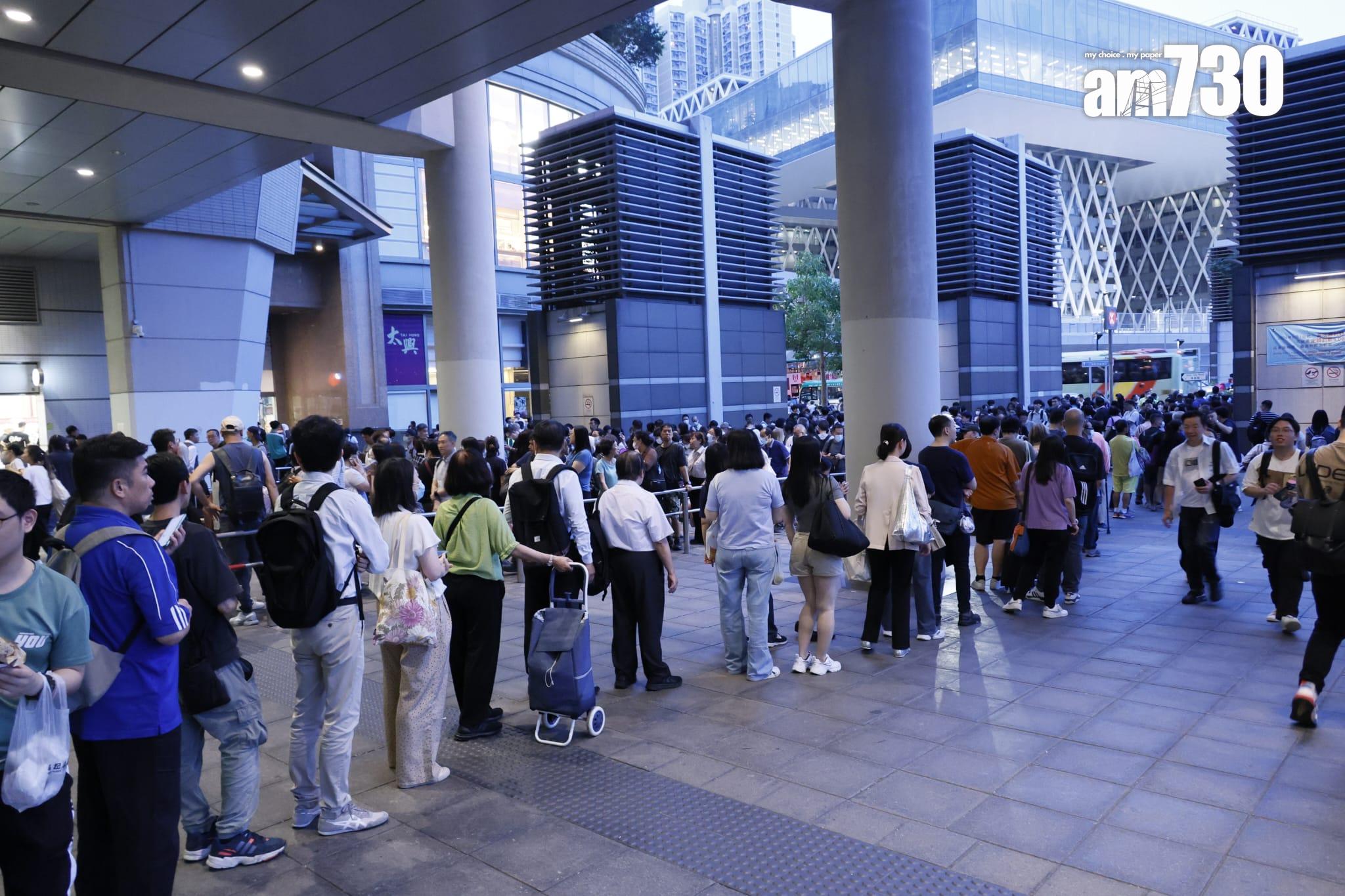 調景嶺站人流眾多。(林俊源攝)