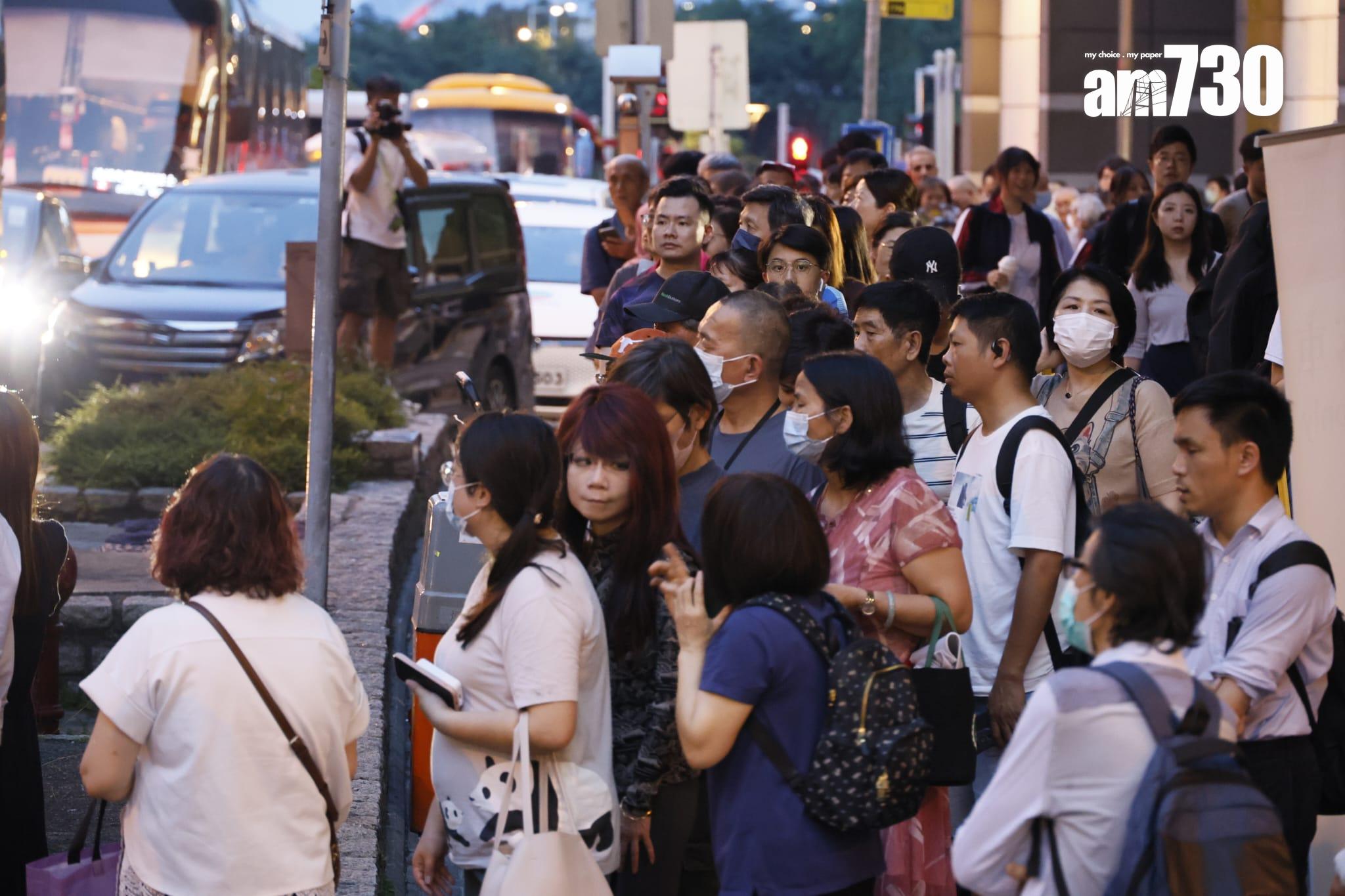 調景嶺站人流眾多。(林俊源攝)