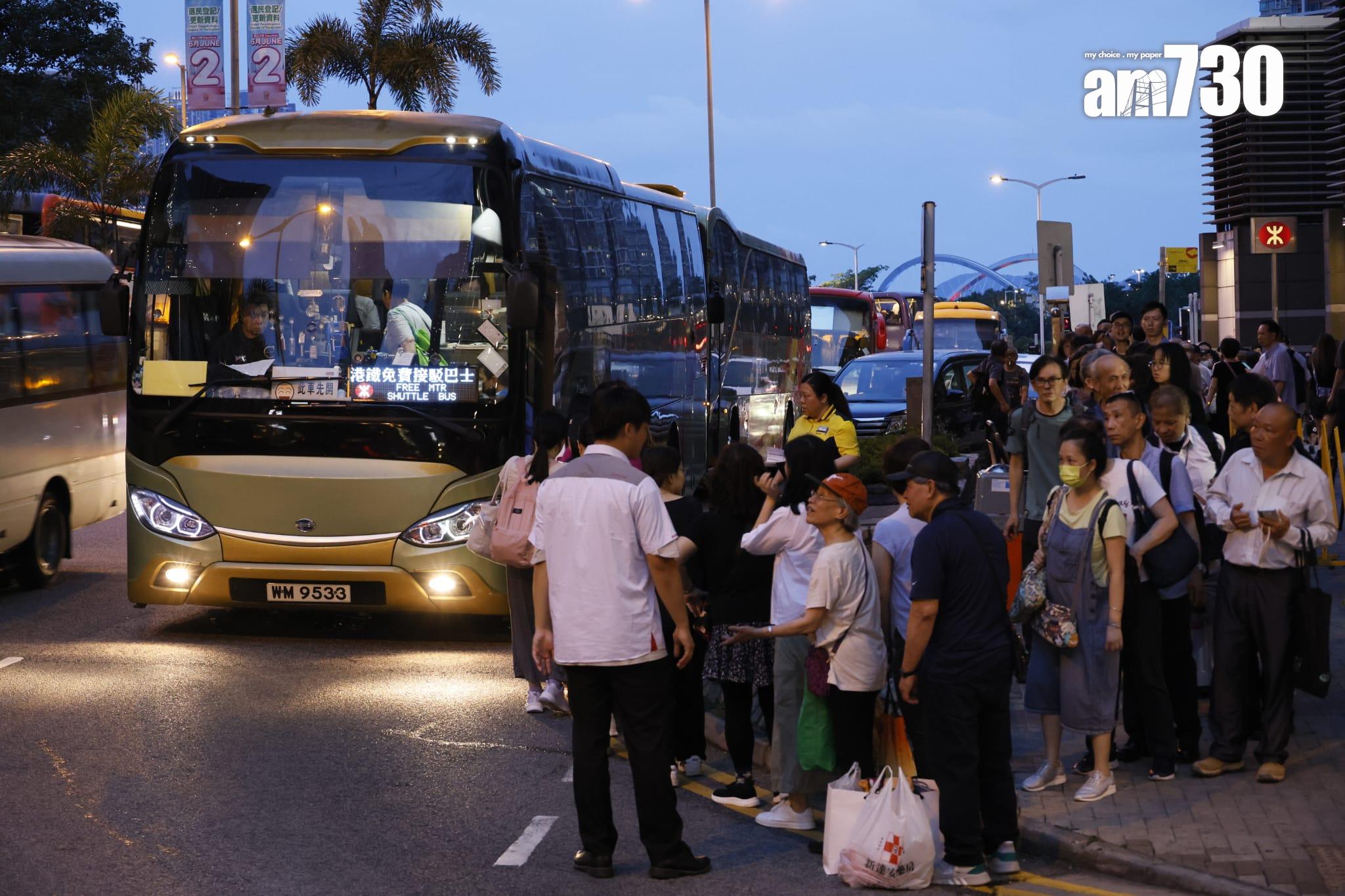 調景嶺站人流眾多。(林俊源攝)