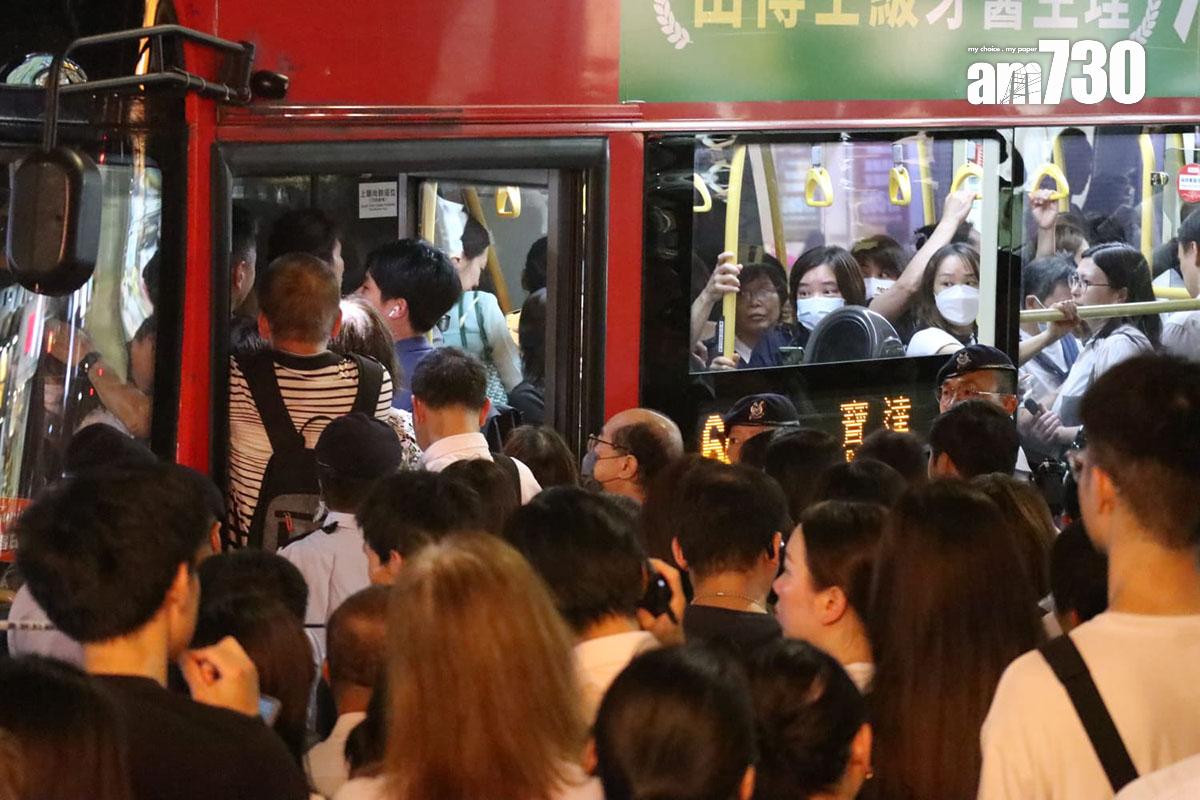 英皇道近書局街巴士站大批市民逼上過海巴士。(鍾式明攝)
