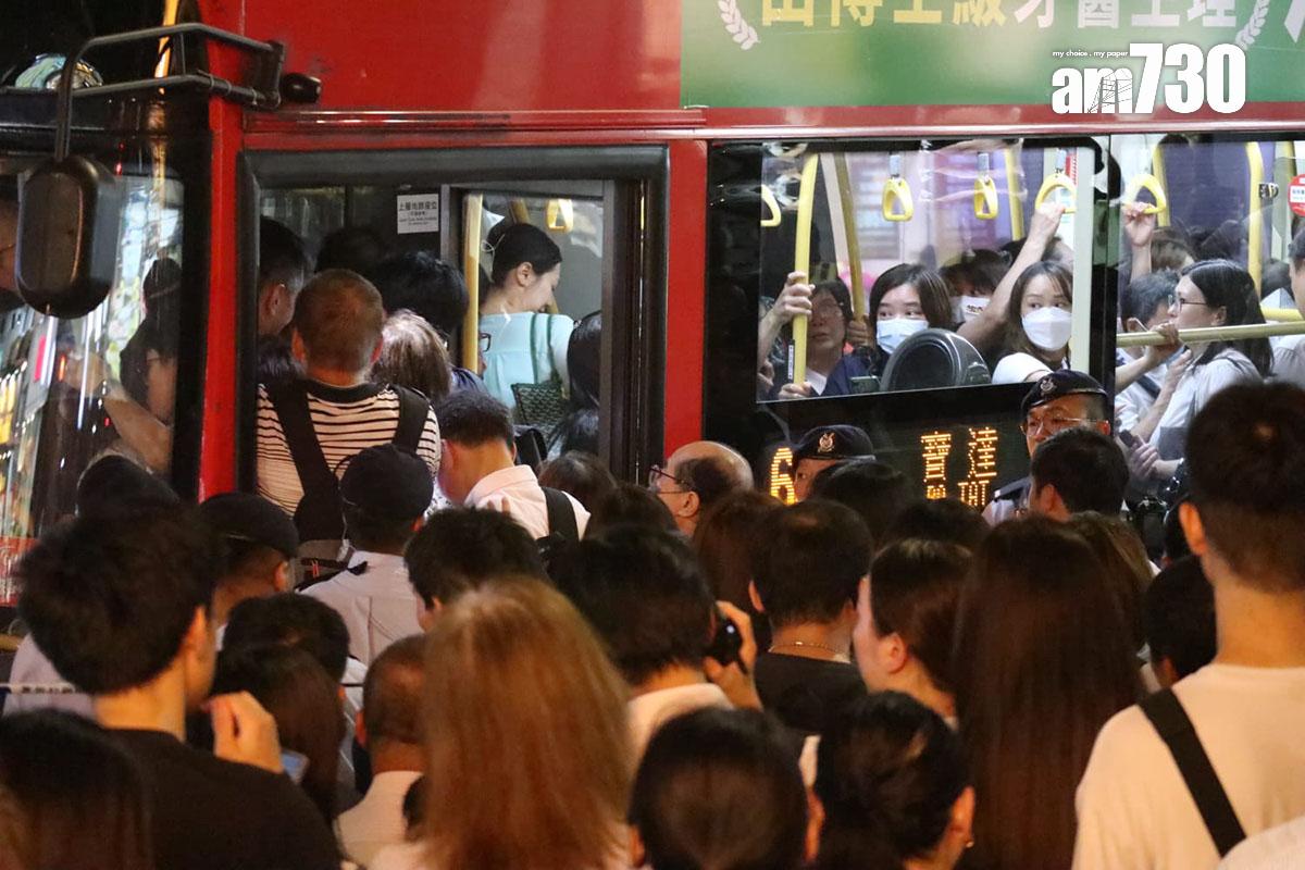 英皇道近書局街巴士站大批市民逼上過海巴士。(鍾式明攝)