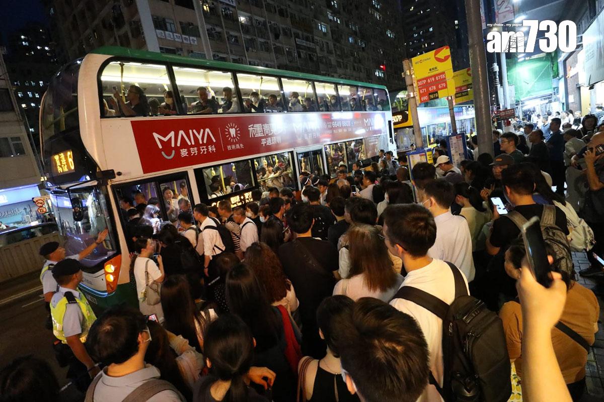 英皇道近書局街巴士站大批市民逼上過海巴士。(鍾式明攝)
