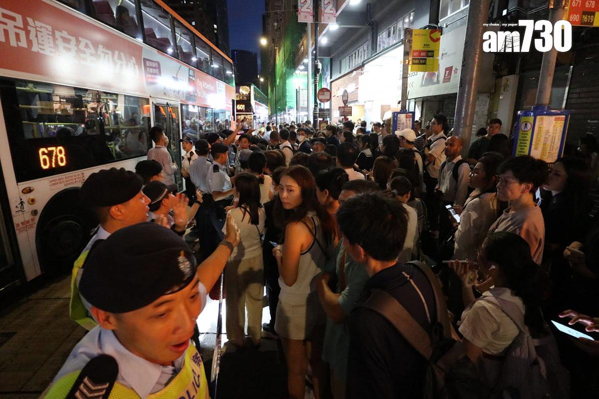 英皇道近書局街巴士站大批市民逼上過海巴士。(鍾式明攝)